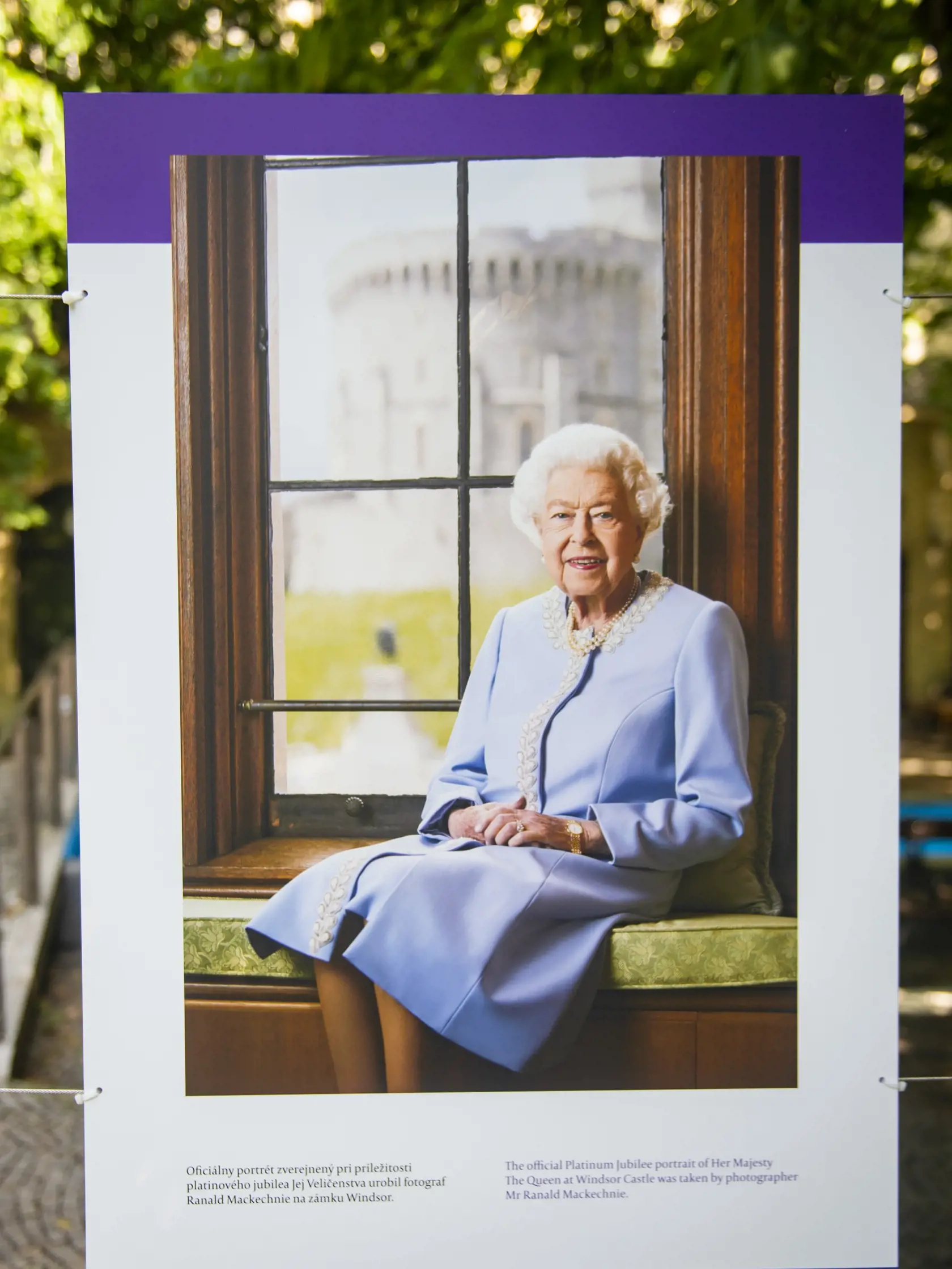 Na snímke výstava fotografií Jej Veličenstva britskej kráľovnej Alžbety II. pri príležitosti platinového jubilea pod názvom 70 rokov služby na Hviezdoslavovom námestí 2. augusta 2022 v Bratislave. FOTO TASR - Jakub Kotian