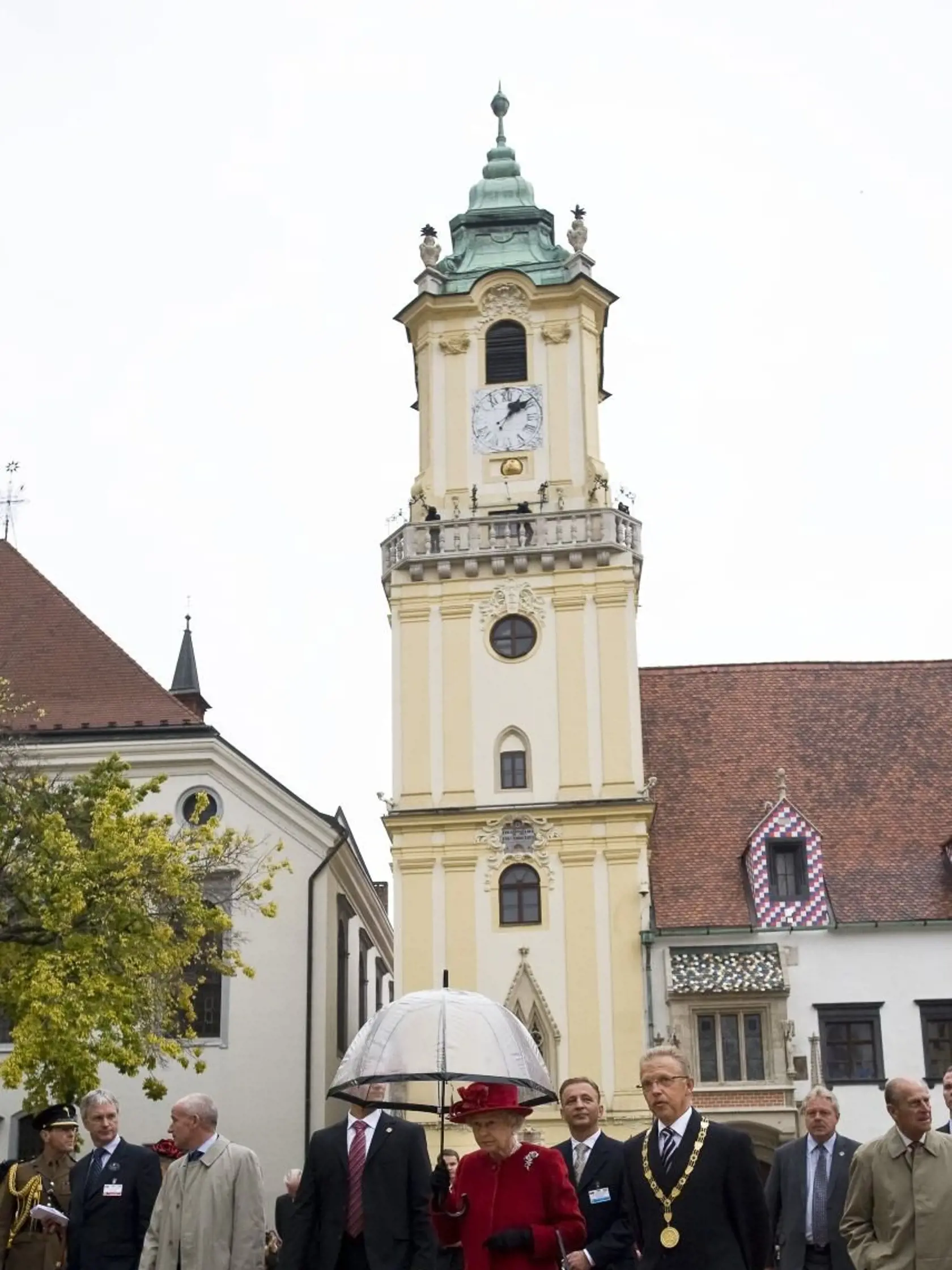Prechádza po bratislavskom Starom Meste, v pozadí Stará radnica.
