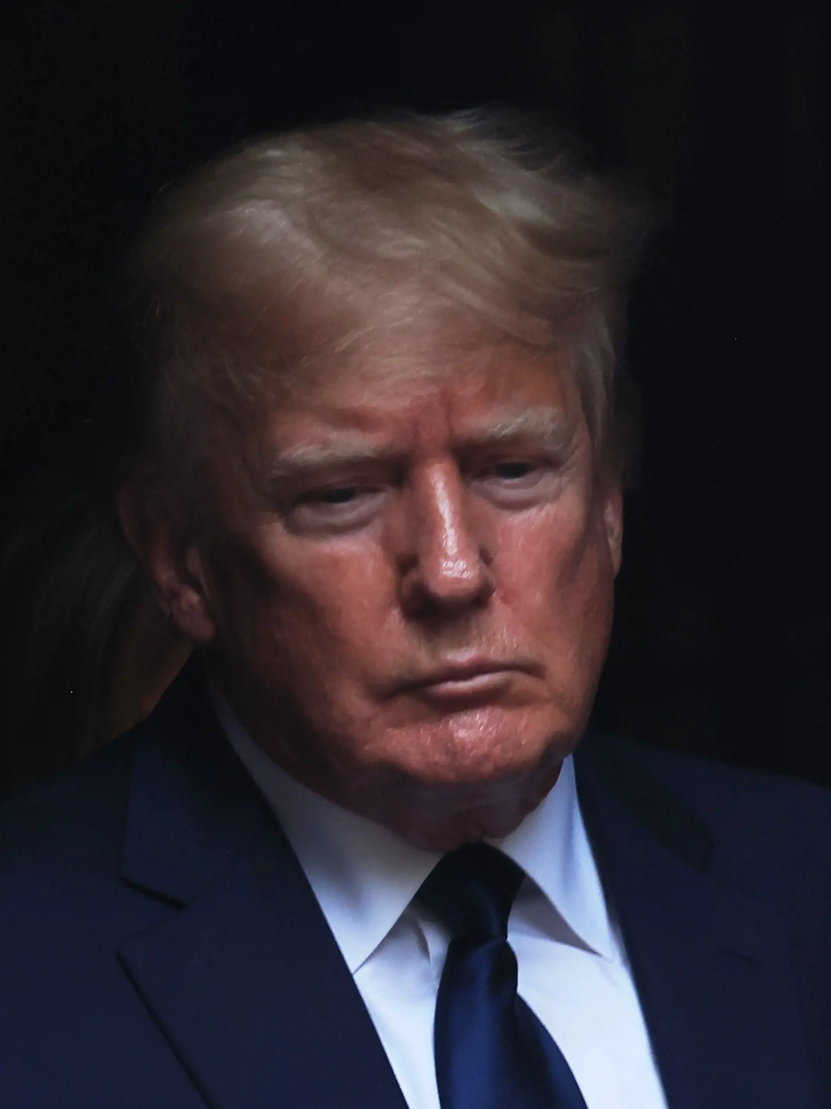 Len kúsok od sedemposchodového domu v luxusnej štvrti, kde československá rodáčka Ivana Trump († 73) prežívala posledných 30 rokov života, a kde aj za tragických okolností zomrela, prebehla v stredu posledná rozlúčka. Bývalú manželku exprezidenta Donalda Trumpa prišla na večnosť odprevadiť takmer celá rodina, hoci obrad sa uskutočnil s hodinovým meškaním.