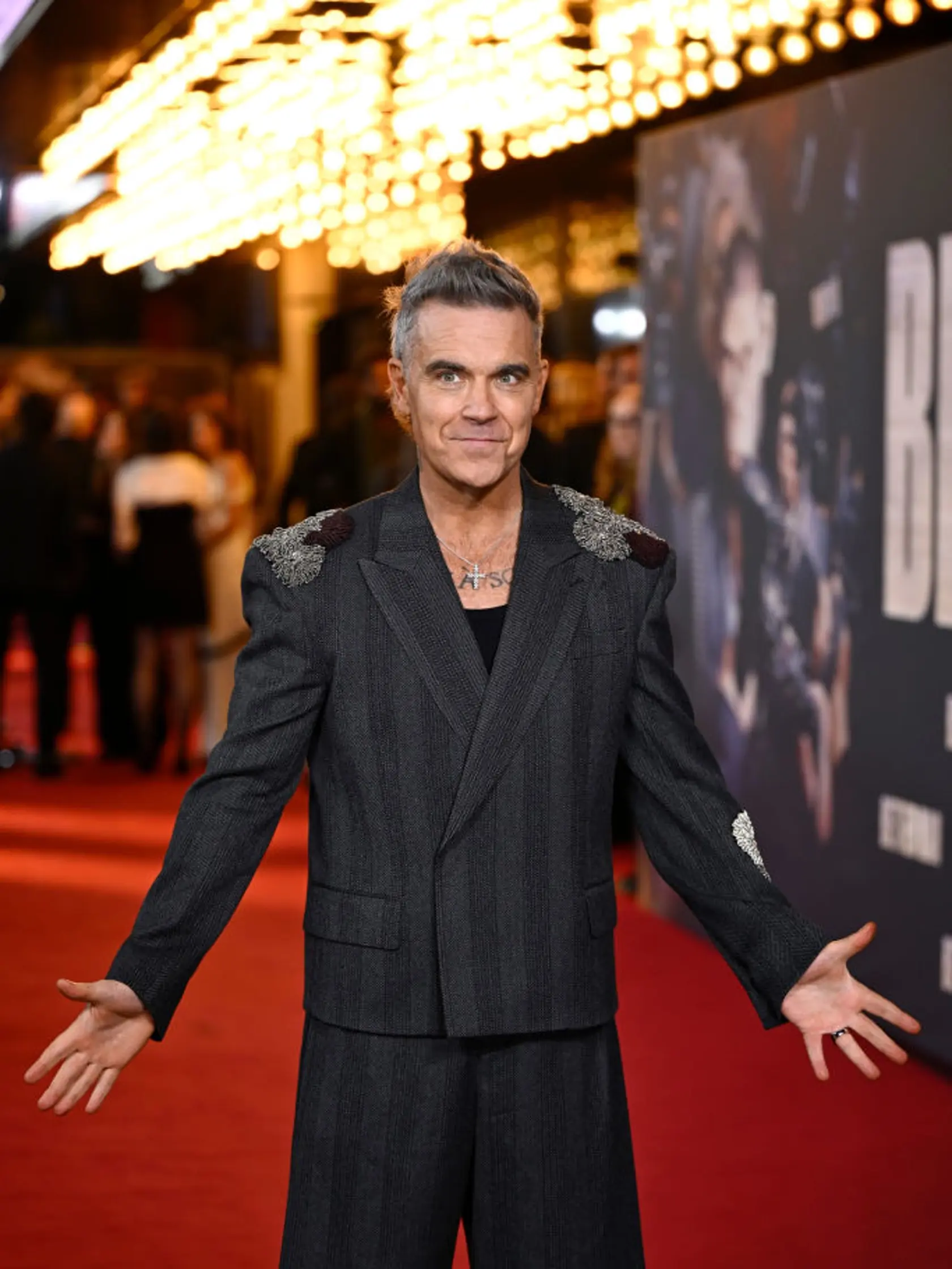 Robbie Williams na premiére jeho životopisného filmu Better man
