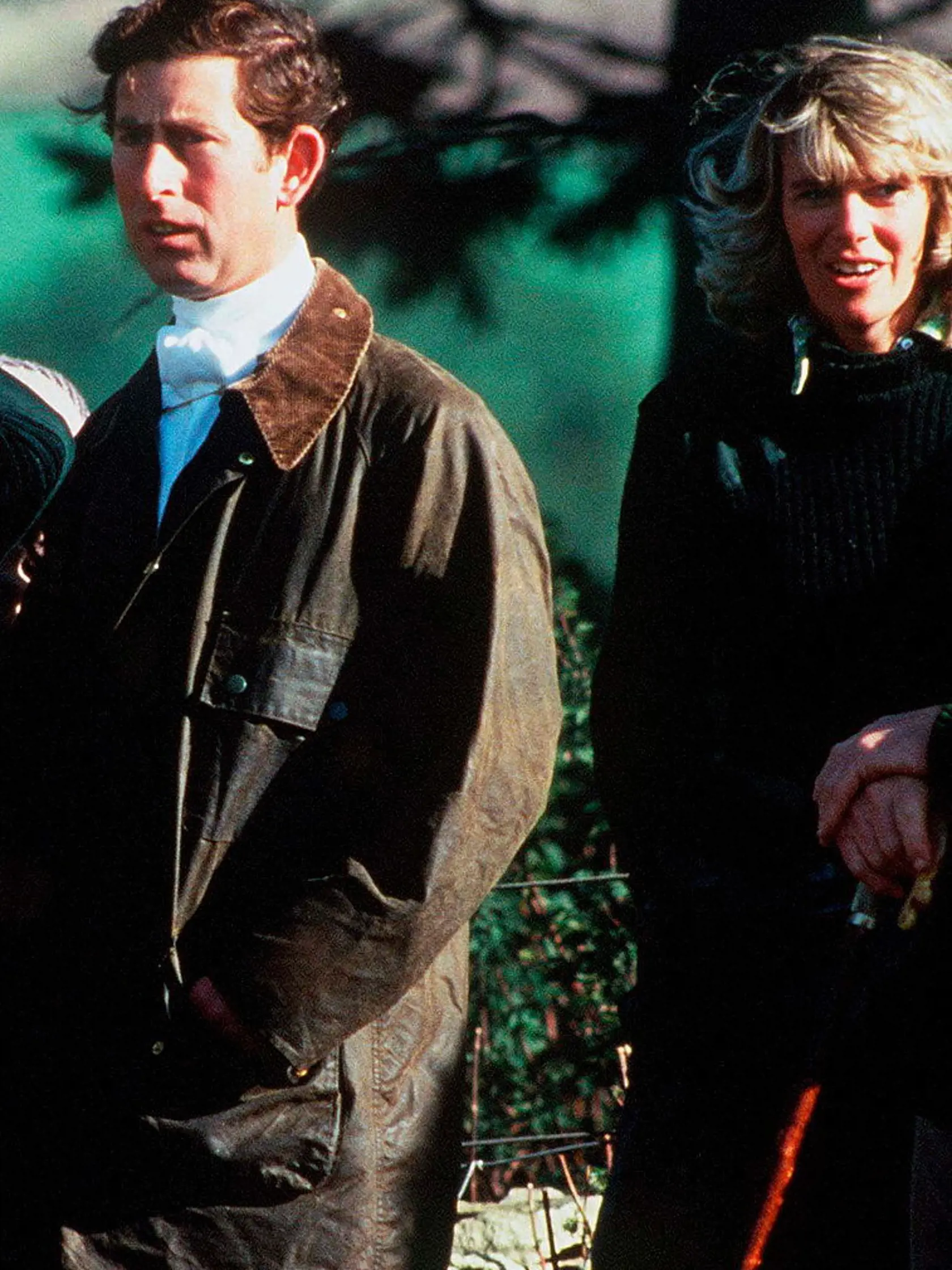 V roku 1992 boli ich tajné romániky odhalené. Napriek tomu, že boli obja v manželskom zväzku s niekym iným, princ Charles a Camilla boli zachytení pri koketnom rozhovore a povedzme, že kráľovská verzia špinavých rozhovorov je zaujímavá.