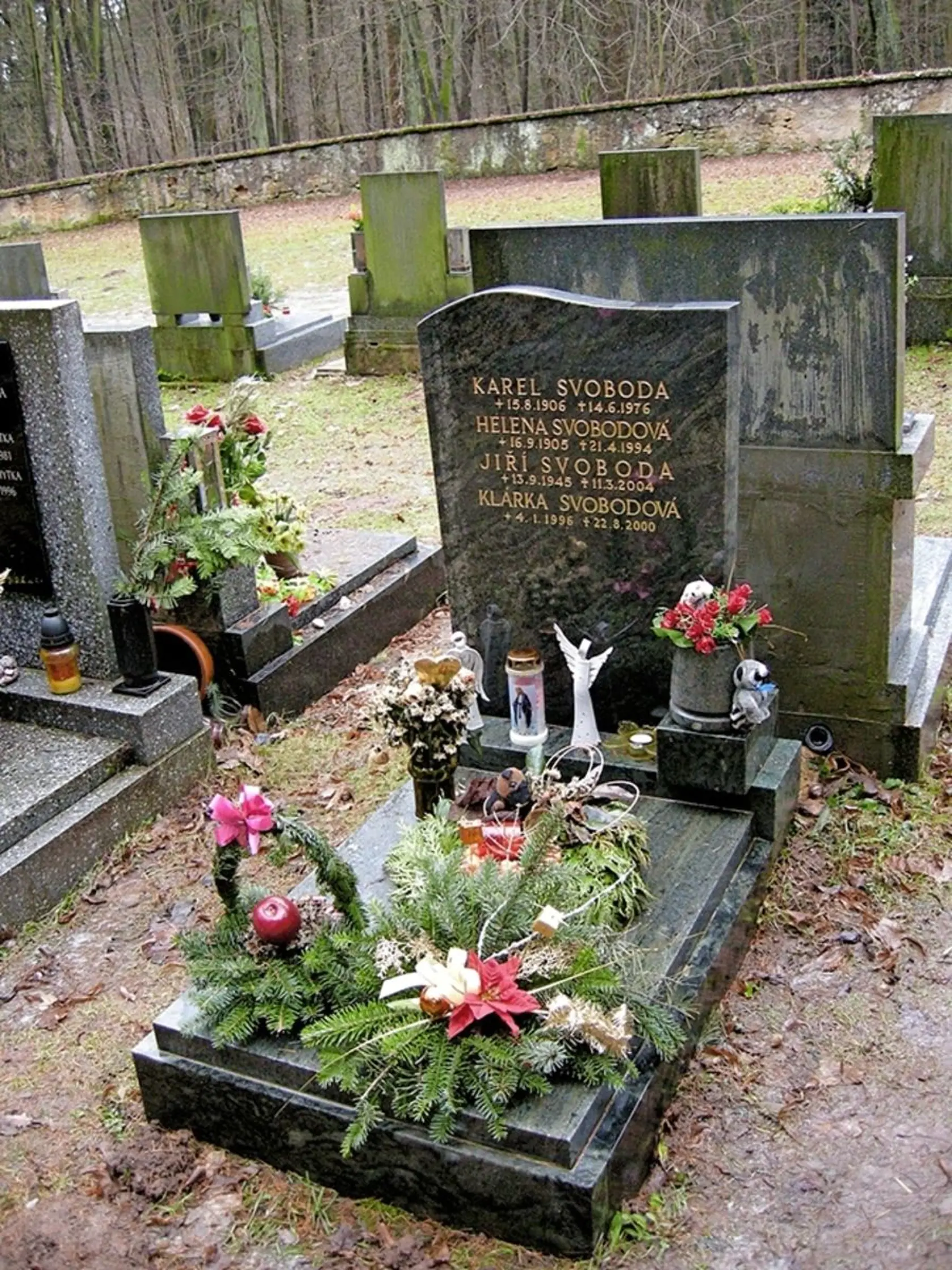 Hrob Karla, Jiřího a Klárky Svobodovcov na lesnom cintoríne pri Jevanoch.