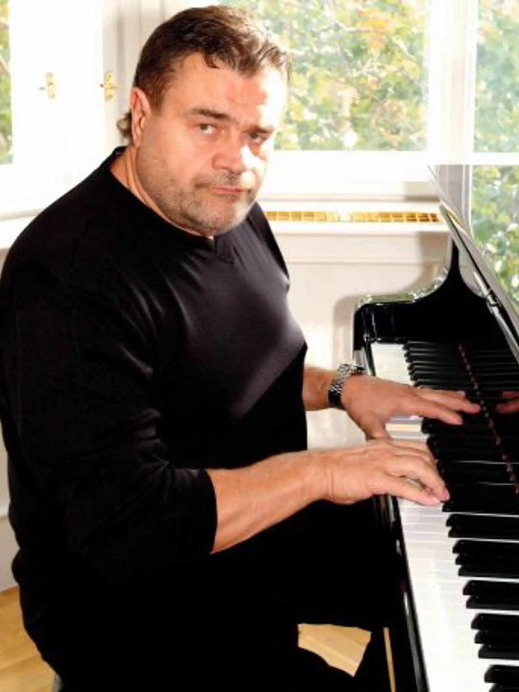 Karel Svoboda a jeho hudobná pauzička. Bol hitmaker, ktorý bol schopný za pár minút vyprodukovať hit.