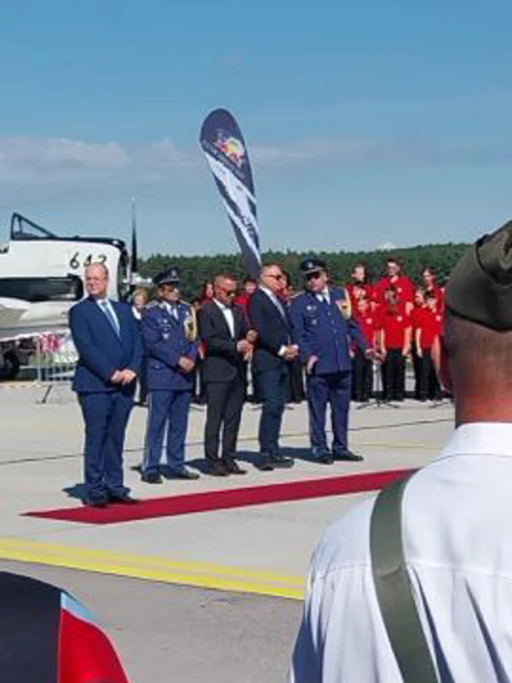 Pre návštevníkov sú pripravené ukážky leteckej i pozemnej techniky, ako aj zábavno-vzdelávacie atrakcie pre deti.