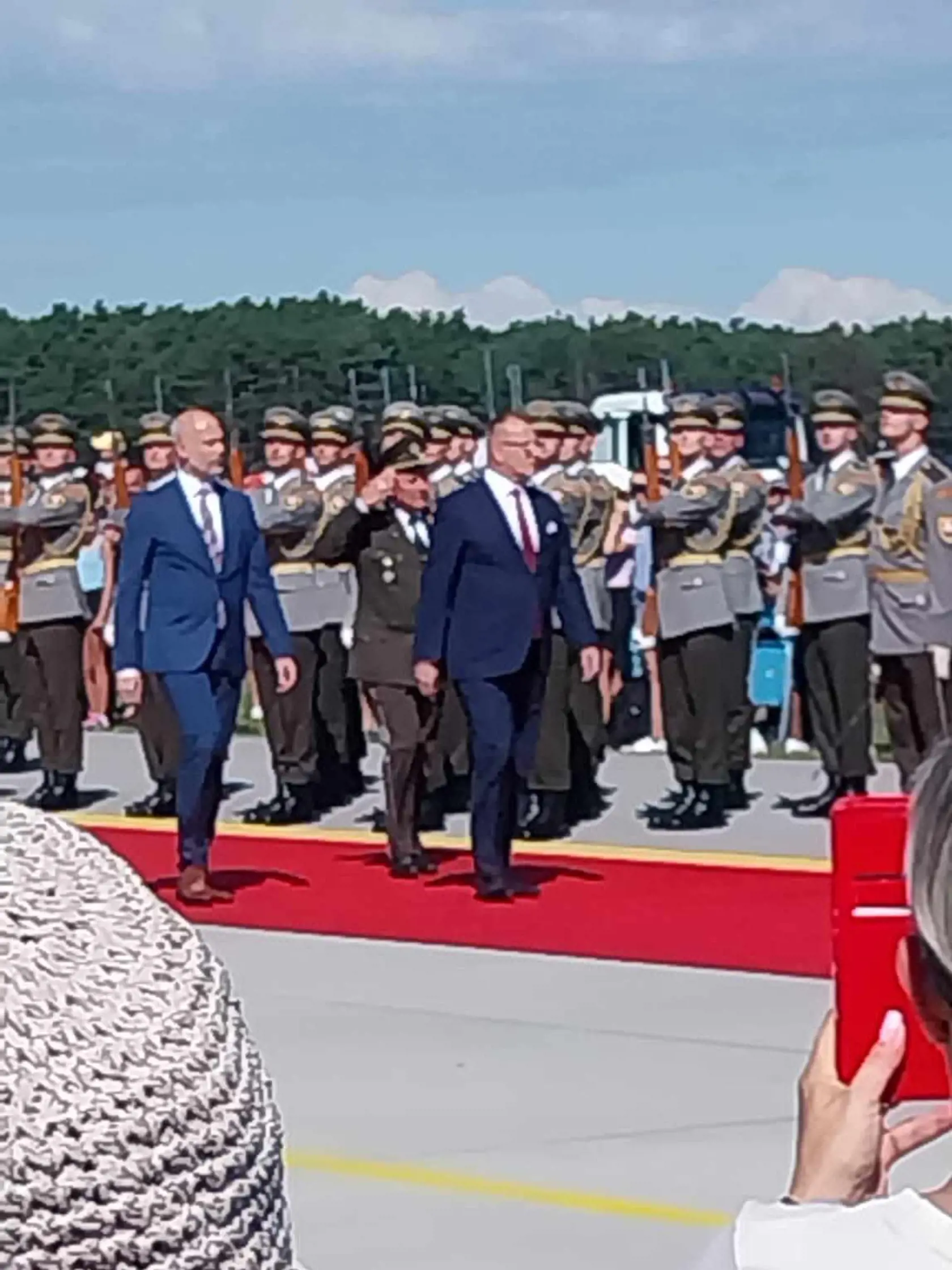 Oblohou sa taktiež budú vznášať parašutisti RAF Falcons z Veľkej Británie. Návštevníkov čaká aj rozlúčka so starými vojenskými vrtuľníkmi Mi-24/35.