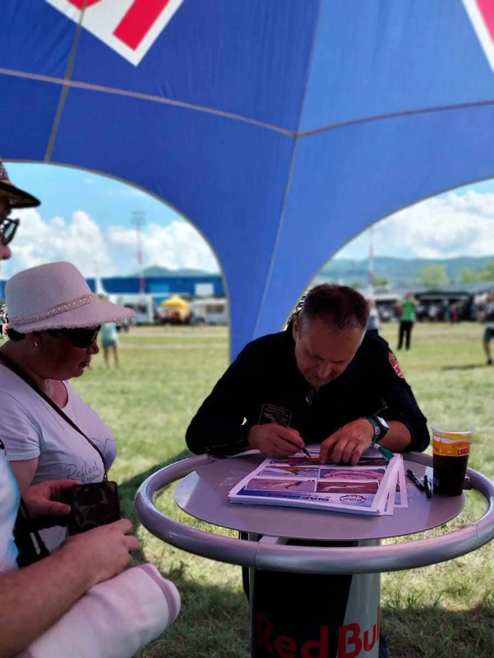 Zoltán Vereš, jeden z najlepších akrobatických pilotov na svete, rozdával podpisy. Vystúpenie bude mať večer.