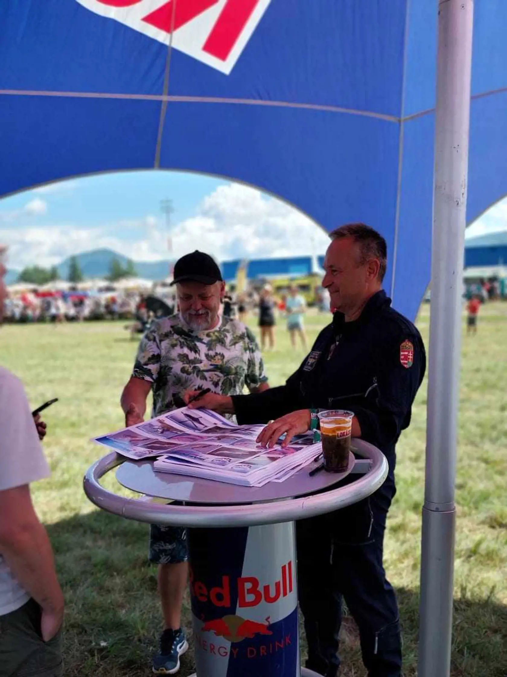 Zoltán Vereš, jeden z najlepších akrobatických pilotov na svete, rozdával podpisy. Vystúpenie bude mať večer.