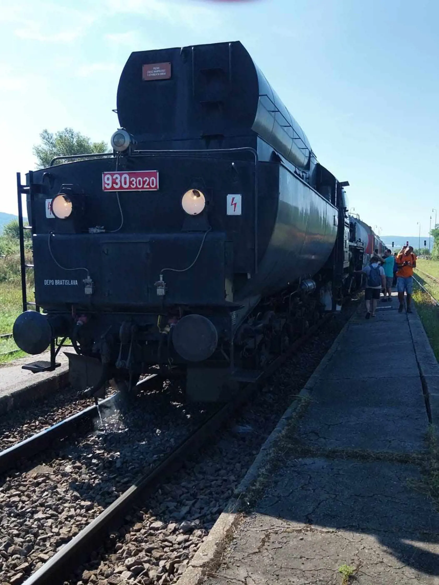 Z bratislavskej hlavnej stanice bude oba dni vypravený mimoriadny historický vlak. Na jeho čele bude stáť rušeň 555.3008, ktorý v tomto roku oslavuje 80. narodeniny.