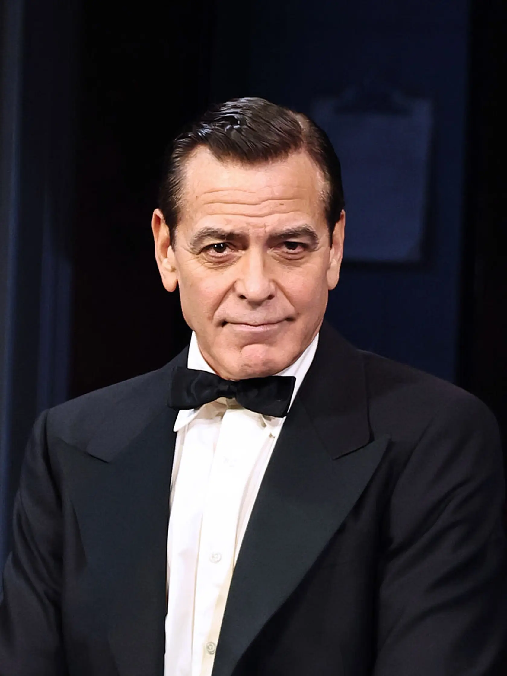 George Clooney zmenil imidž. Šedivý vlk je preč. Kvôli úlohe na Broadwayi si odfarbil vlasy a je na nepoznanie. Ubralo mu to 20 rokov.