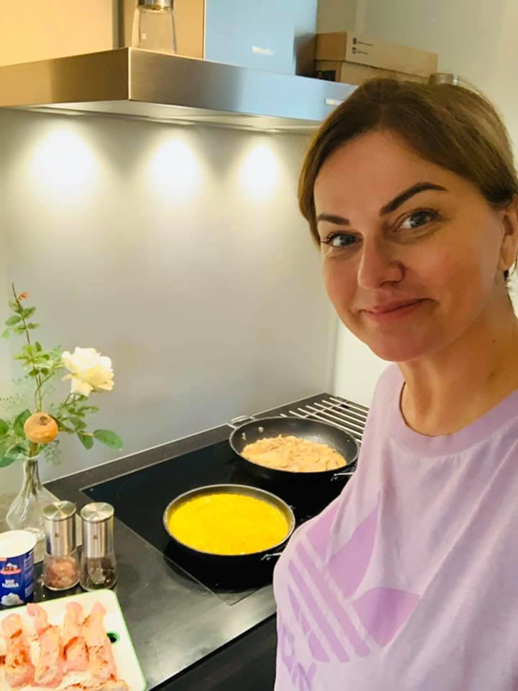 Monika Beňová býva v zrekonštruovanom dome vo Vrakuni. Kuchynskú linku zvolila Beňová v čiernej farbe.