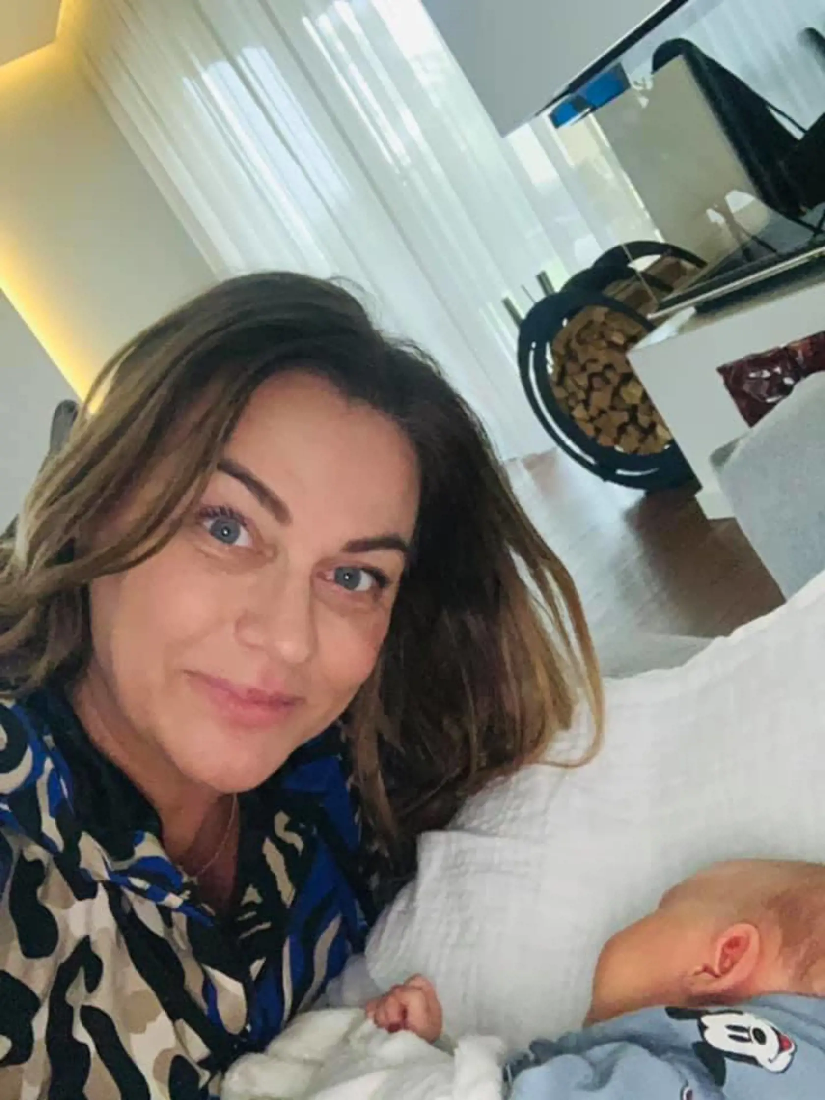 Monika Beňová býva v zrekonštruovanom dome vo Vrakuni. Rodinné teplo dodáva i krb.