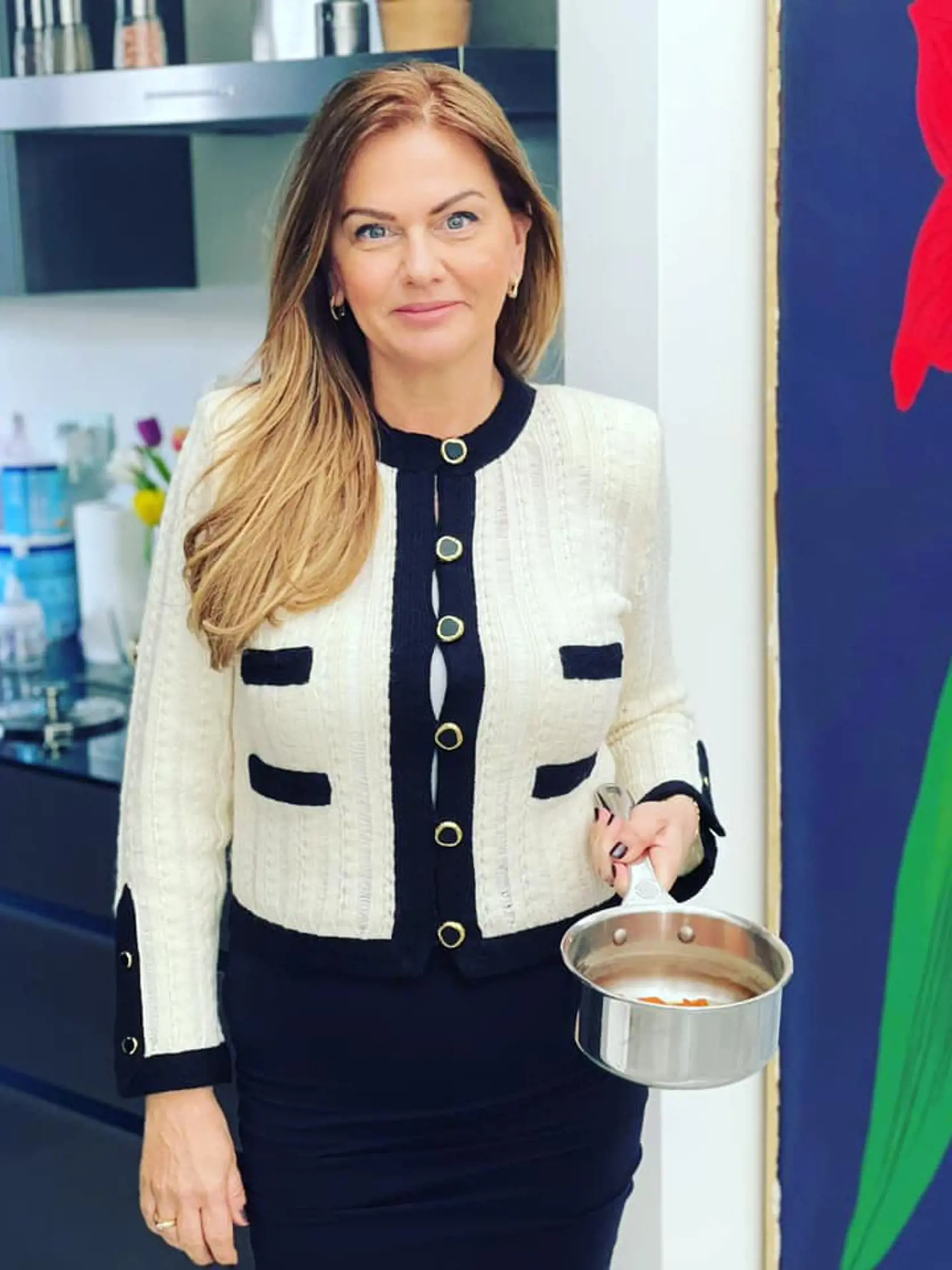 Monika Beňová býva v zrekonštruovanom dome vo Vrakuni. Beňová vyvára v tmavej kuchyni.