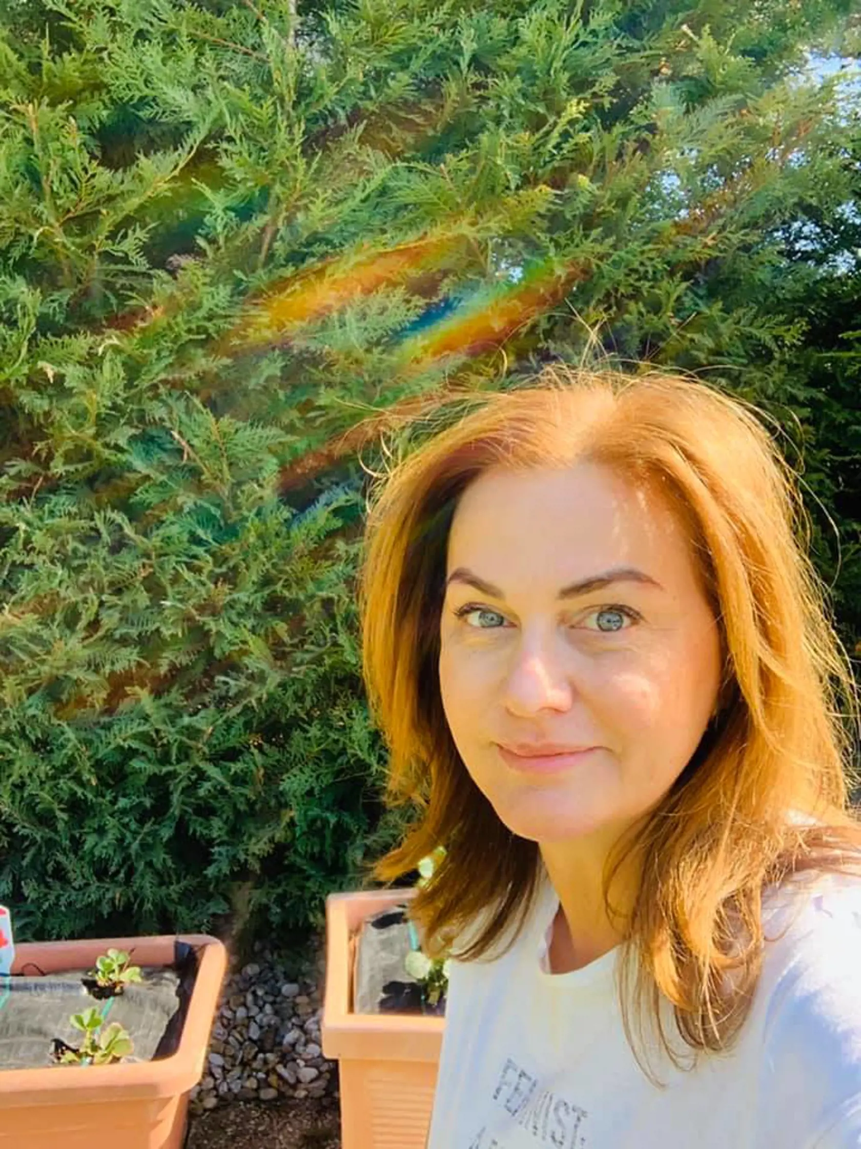 Monika Beňová býva v zrekonštruovanom dome vo Vrakuni. Beňová sa venuje i záhradkárskym prácam.