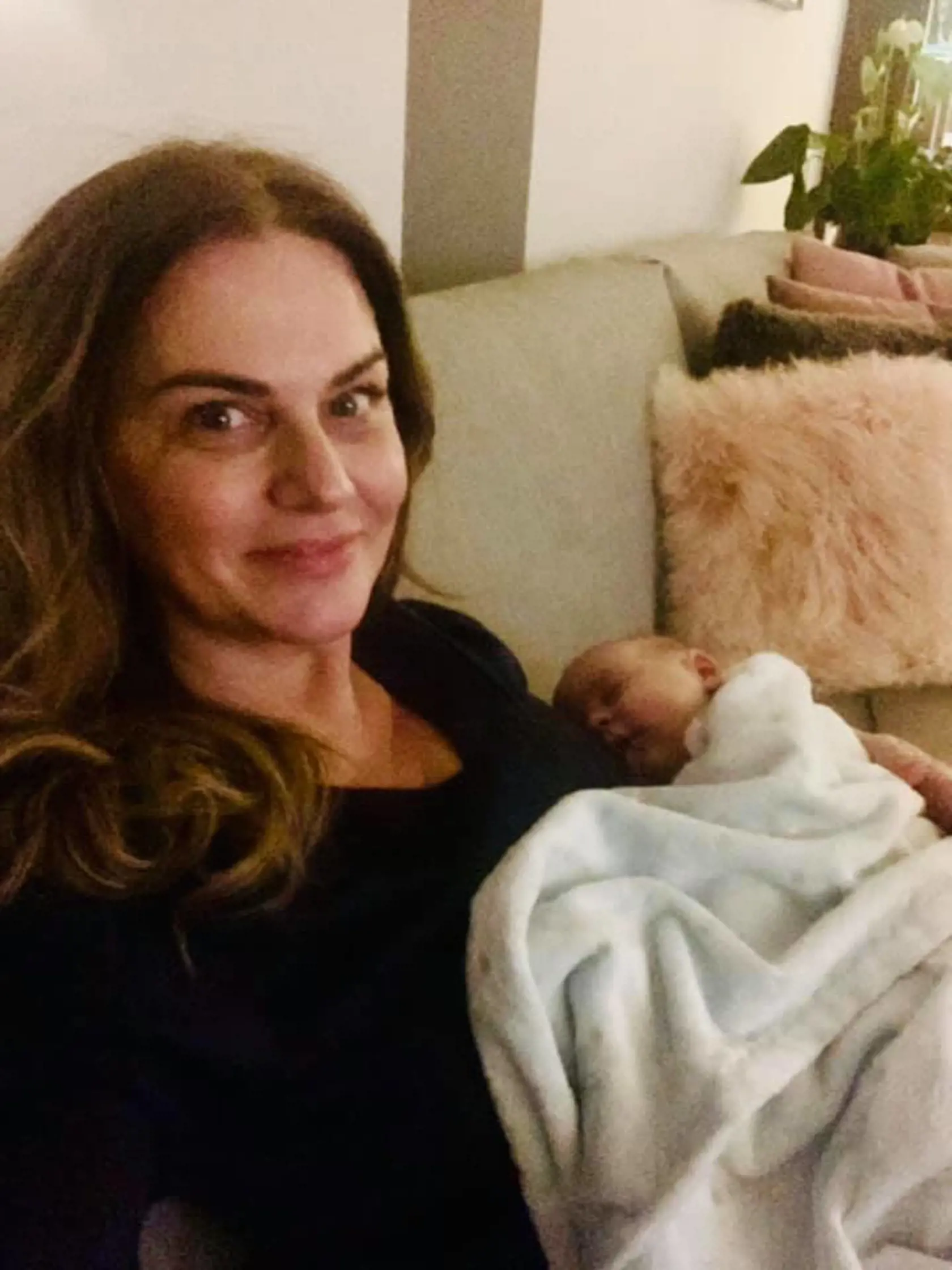Monika Beňová býva v zrekonštruovanom dome vo Vrakuni. Gauč je sivý, na farby stačia vankúšiky.