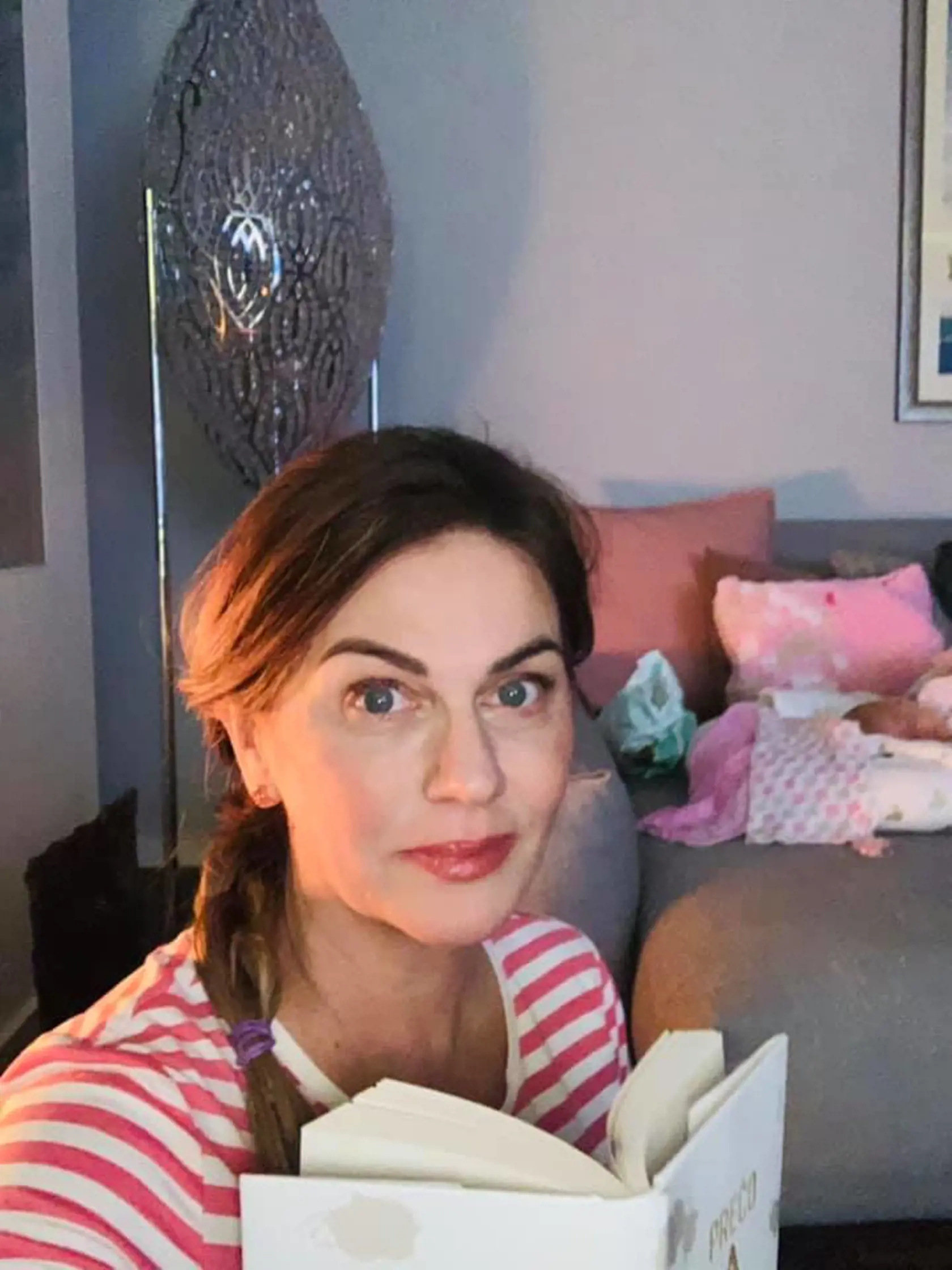 Monika Beňová býva v zrekonštruovanom dome vo Vrakuni. Gauč je sivý, na farby stačia vankúšiky.