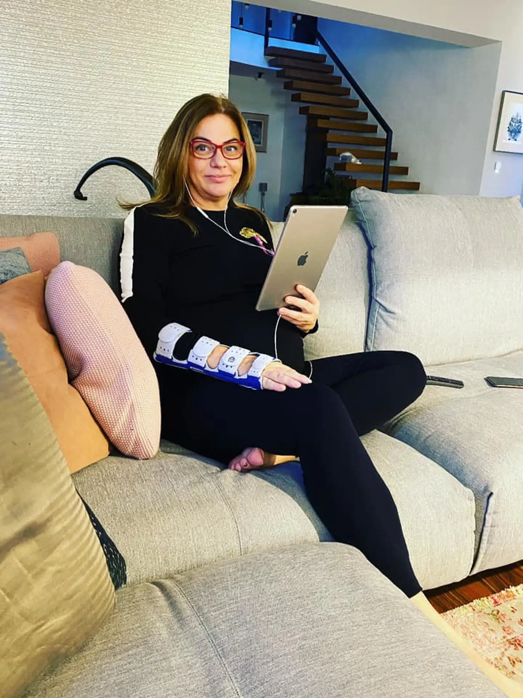 Monika Beňová býva v zrekonštruovanom dome vo Vrakuni. V obývačke má priestranný sivý gauč.