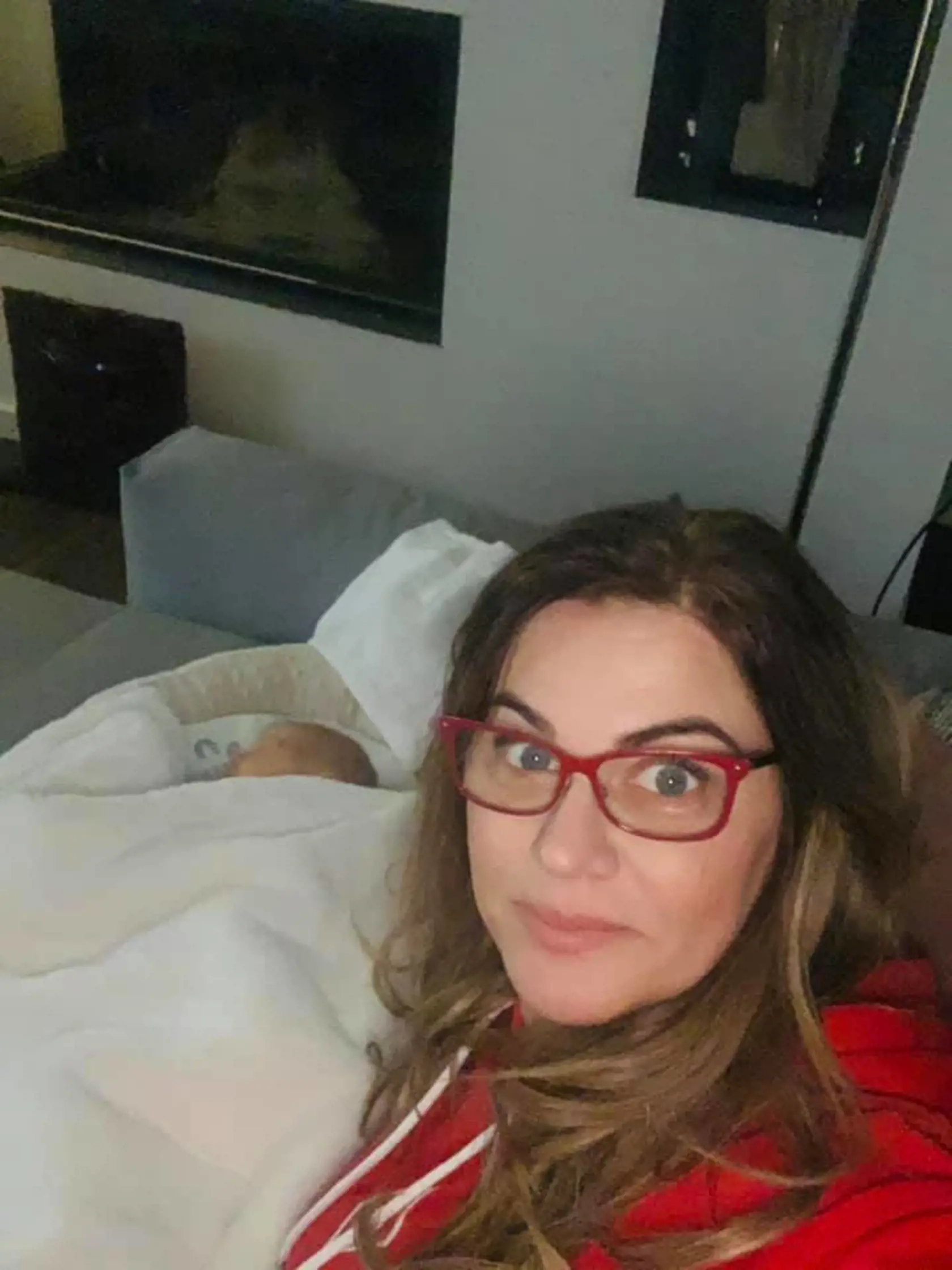 Monika Beňová býva v zrekonštruovanom dome vo Vrakuni. V obývačke je veľký sivý gauč a nechýba ani krb.