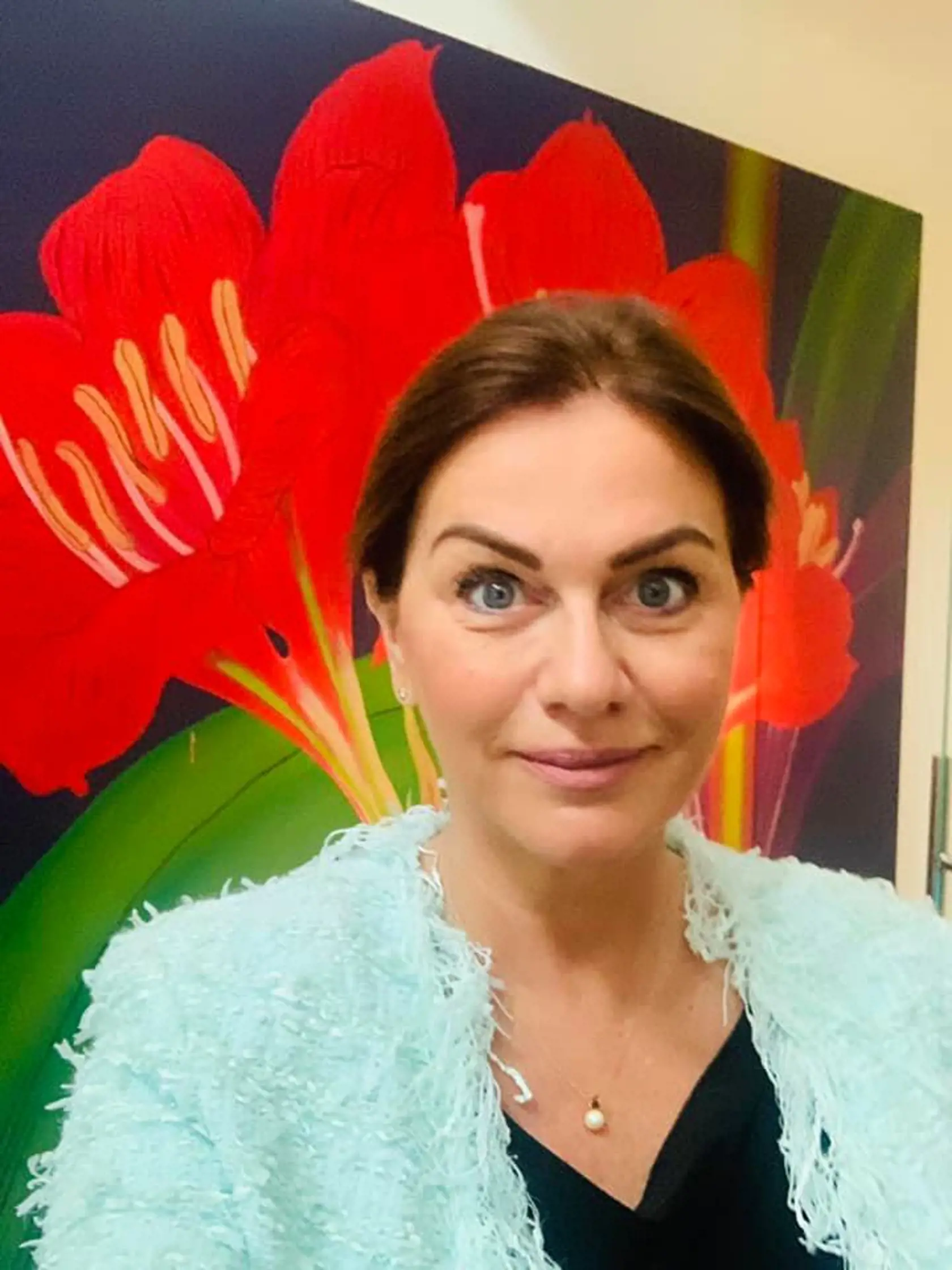 Monika Beňová býva v zrekonštruovanom dome vo Vrakuni. Farebne najvýraznejším prvkom v dome je neprehliadnutený megaobraz na chodbe. Veľkorozmerné plátno s červenými kvetmi pokrýva celú stenu. Ide o dielo slovenského postmodernistického umelca Laca Terena.