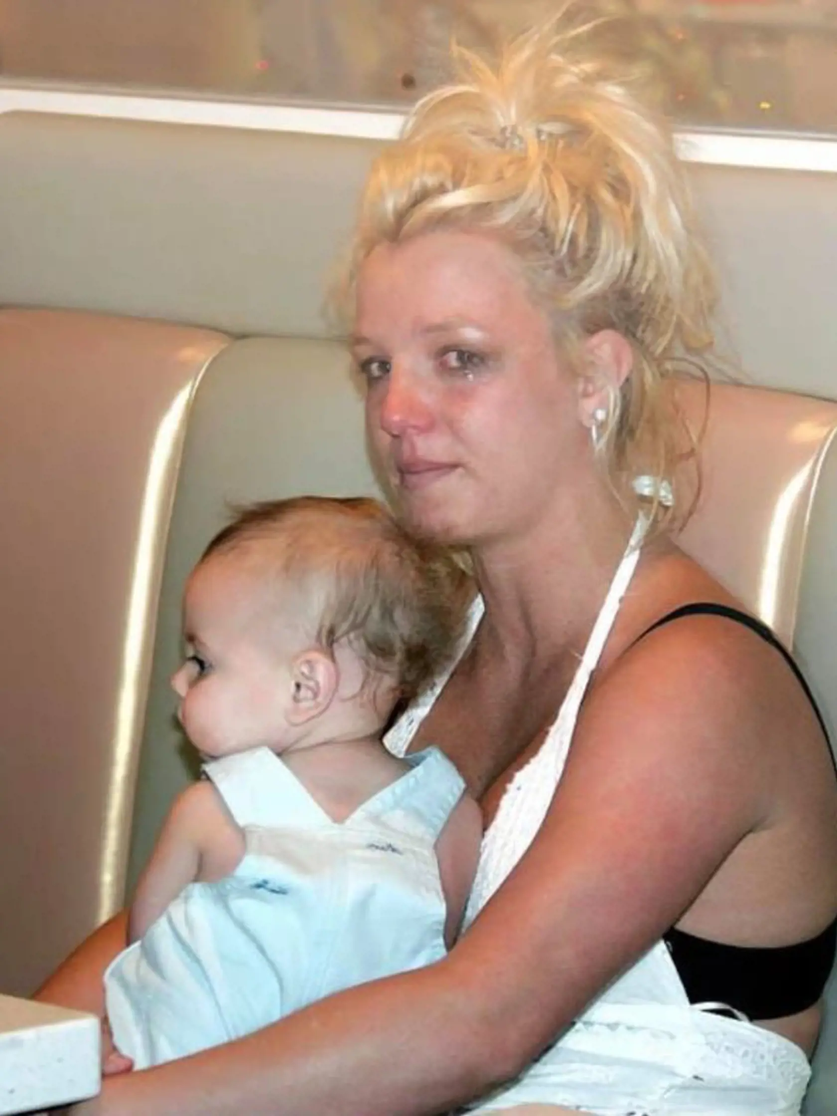 Fotografia uplakanej Britney Spears vznikla v roku 2006. Popová hviezda sa v tom čase snažila ukryť pred paparacmi v kaviarni, pomoci sa však nedočkala a tak tam len sedela, plakala a prizerala sa.