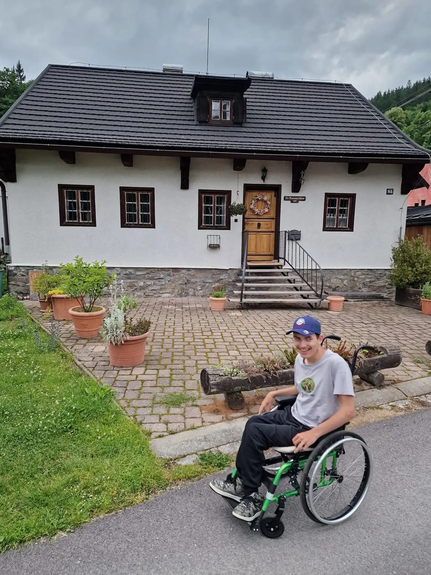 Keď bol menší, vozili ho v kočíku, na rukách alebo “na koníka” a už ako polročný sa dostal na Kráľovu hoľu. Postupom času ho dokonca otec nosil na chrbte a takýmto spôsobom sa im podarilo precestovať celé Slovensko.