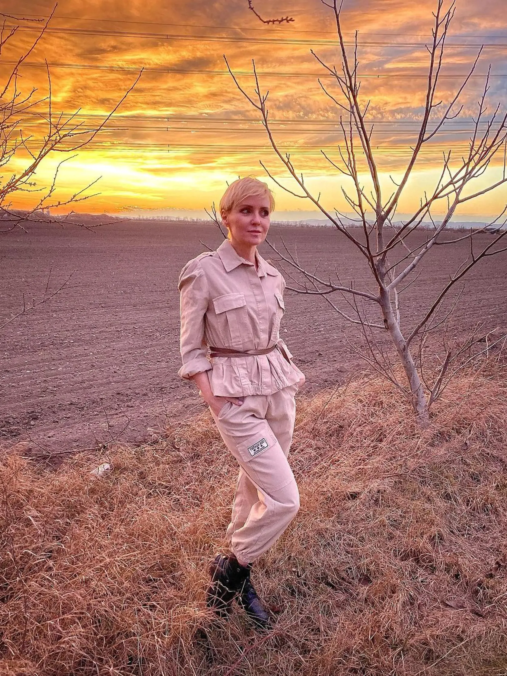 Outfit á la výskumníčka na safari zabodoval! Tenučký opasok opäť zvýrazňuje jej pás a chunky topánky dávajú celému outfitu tú správnu štýlovú bodku.