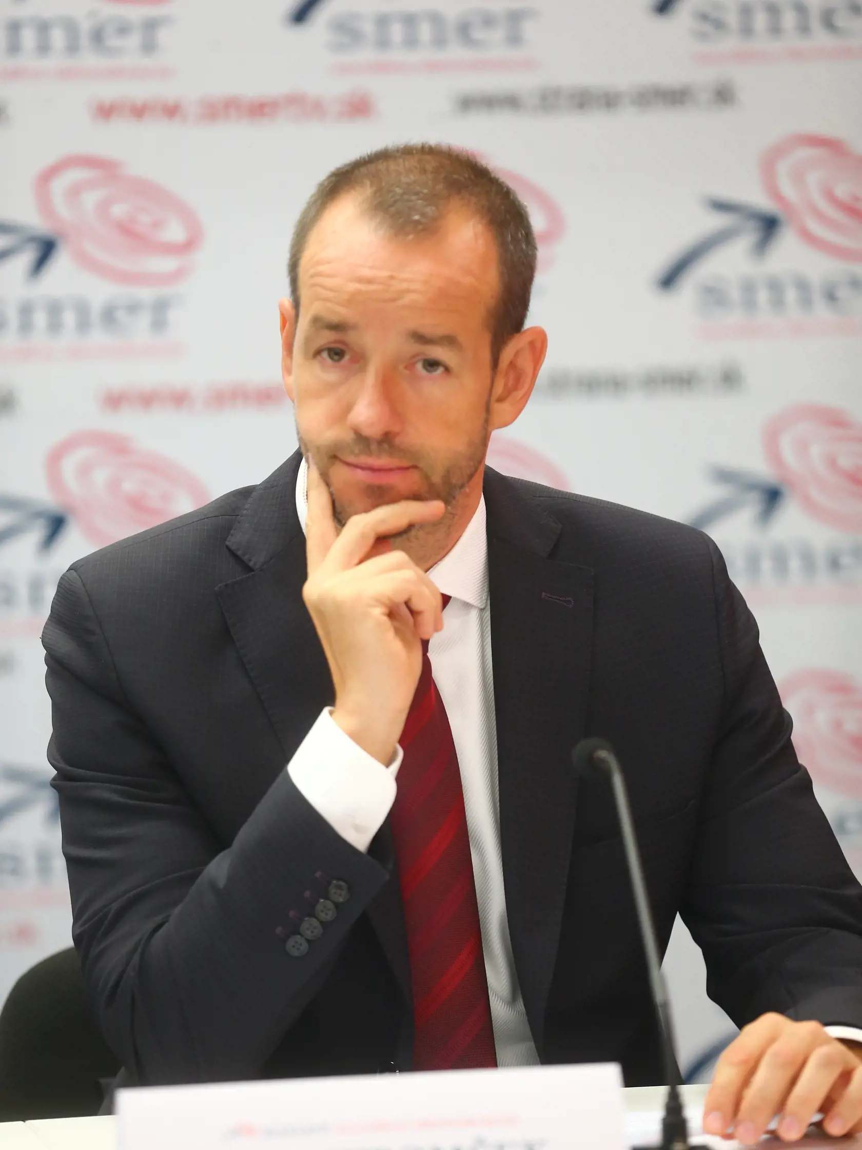 Viktor Stromček na TB strany Smer k opatreniam zo sociálneho balíčka obedy zadarmo, vlaky zadarmo. 