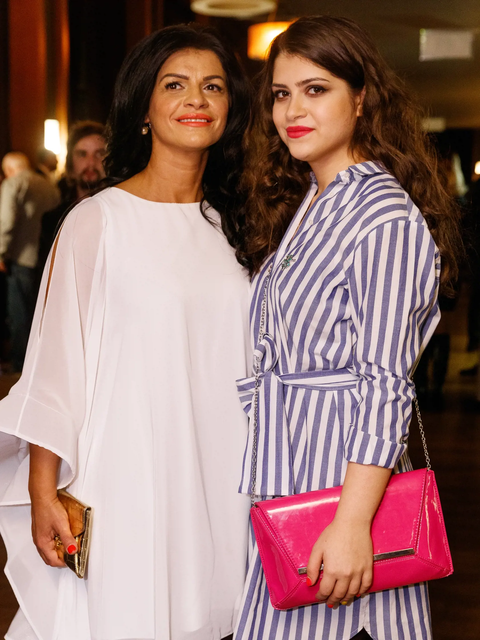 Silvia Šarköziová a Vanessa Šarköziová počas recepcie po skončení slávnostnej premiéry ich muzikálu Posadnutie v Divadle Nová scéna.