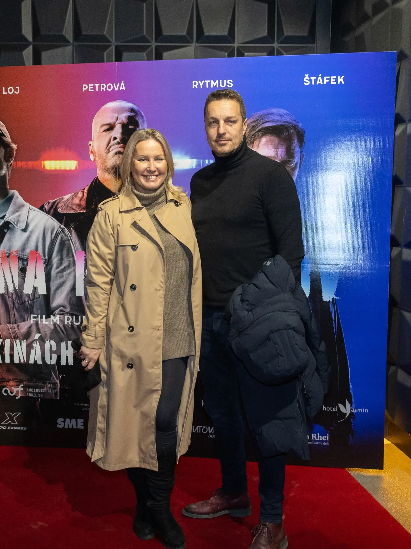 Premiéra filmu Vojna policajtov v Bratislave. Na snímke Erika Barkolová s priateľom.