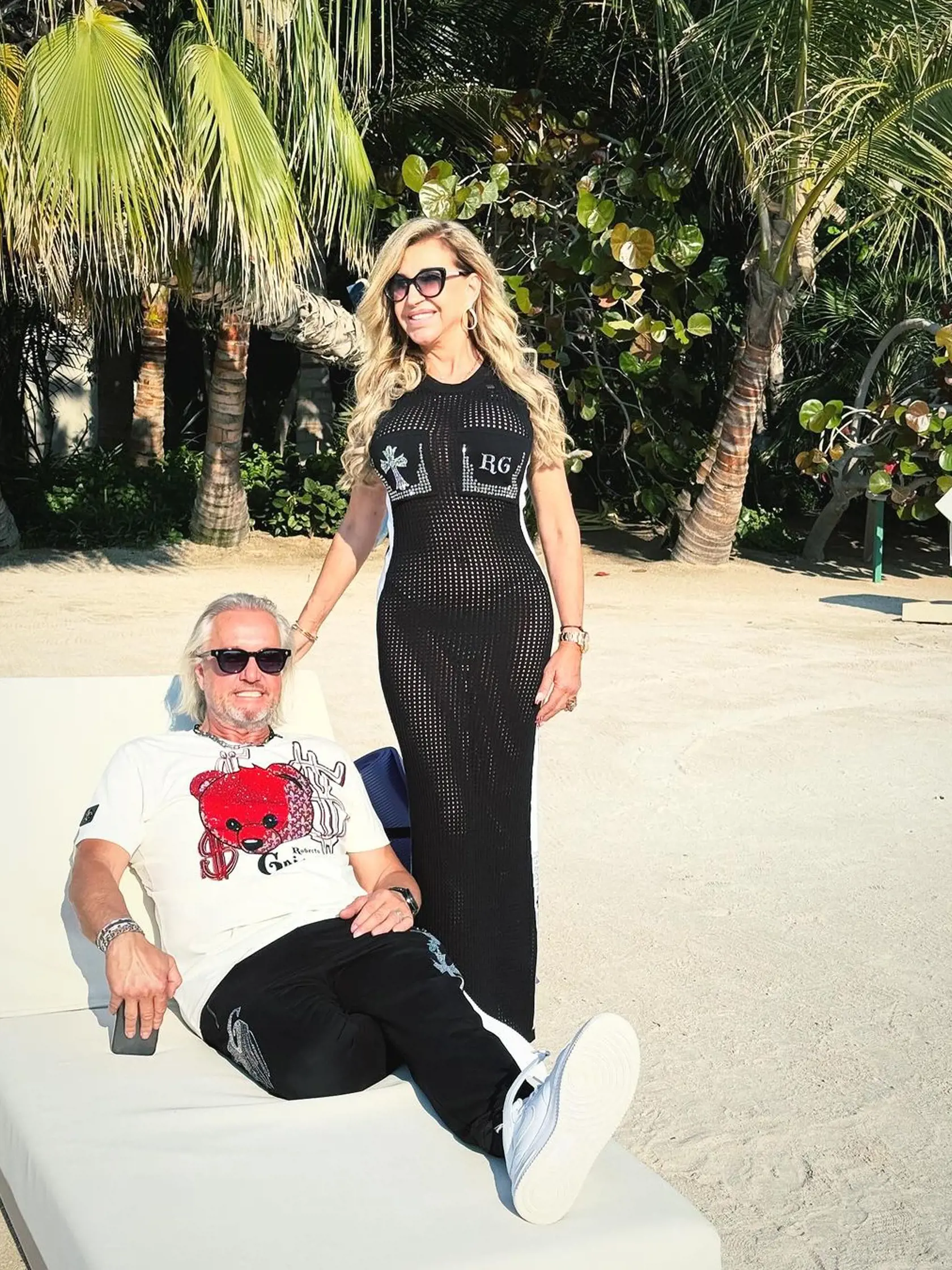 Carmen Geiss sa na instagrame predviedla v sieťovaných šatách. Podprsenku si nevzala.