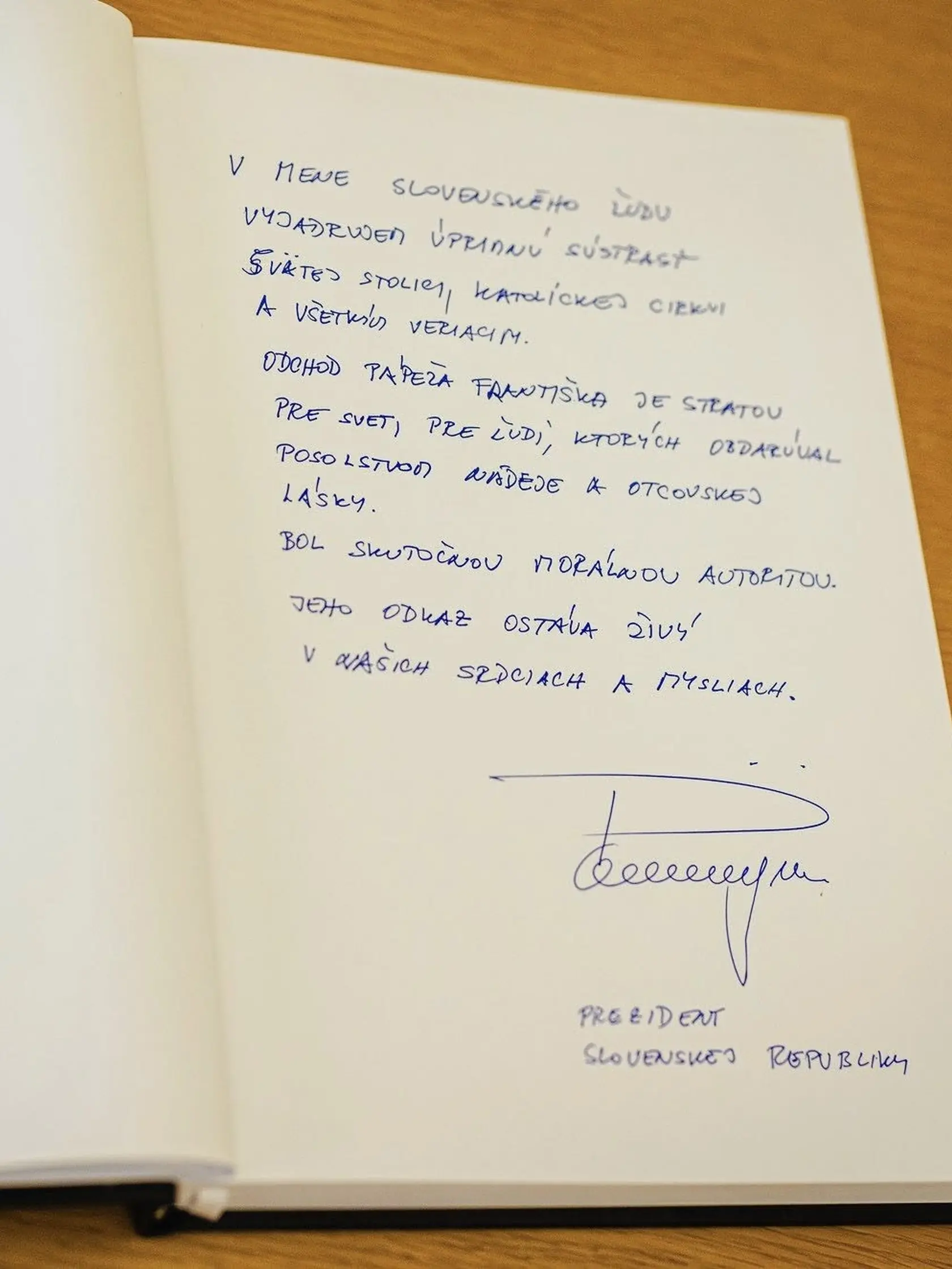 Prezident Pellegrini podpisuje kondolenčnú knihu na znak vďaky za život a odkaz pápeža Františka.