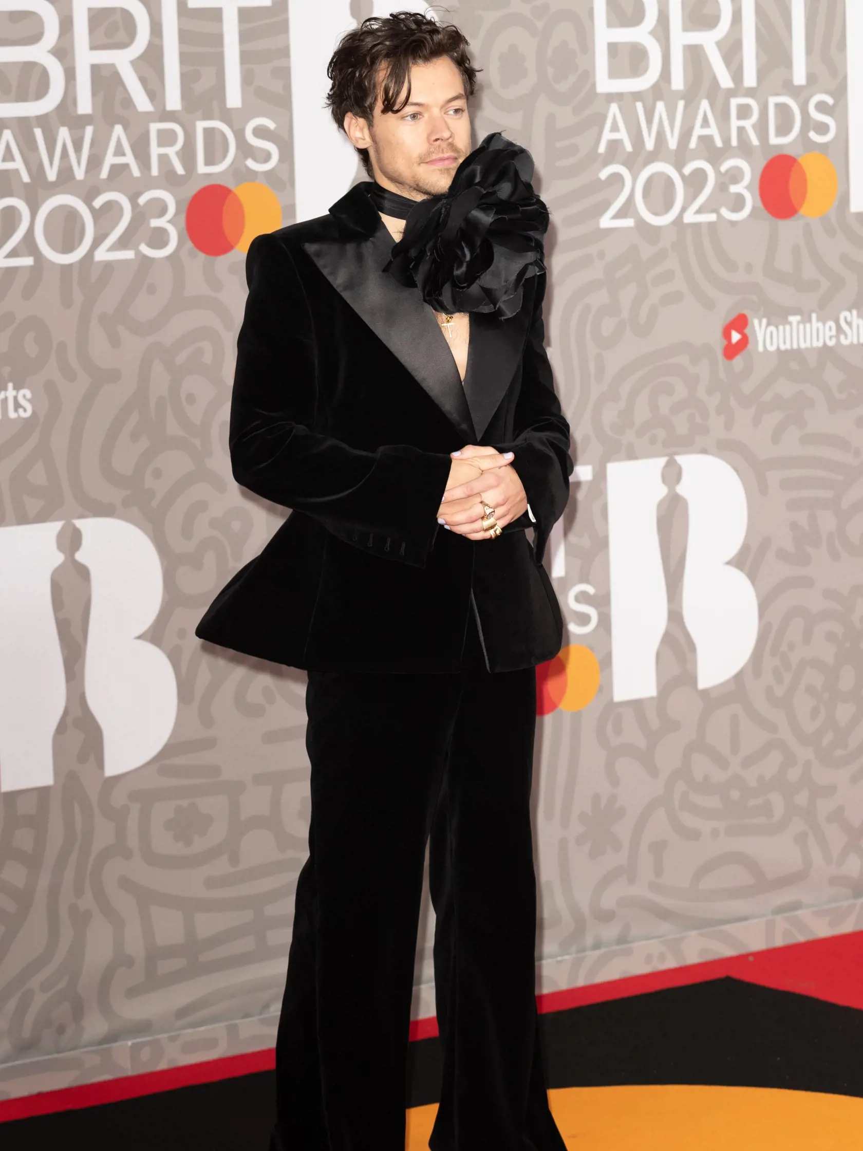 Harry v roku 2023 prišiel na Brit Awards v novej variácii elegantného čierneho obleku.