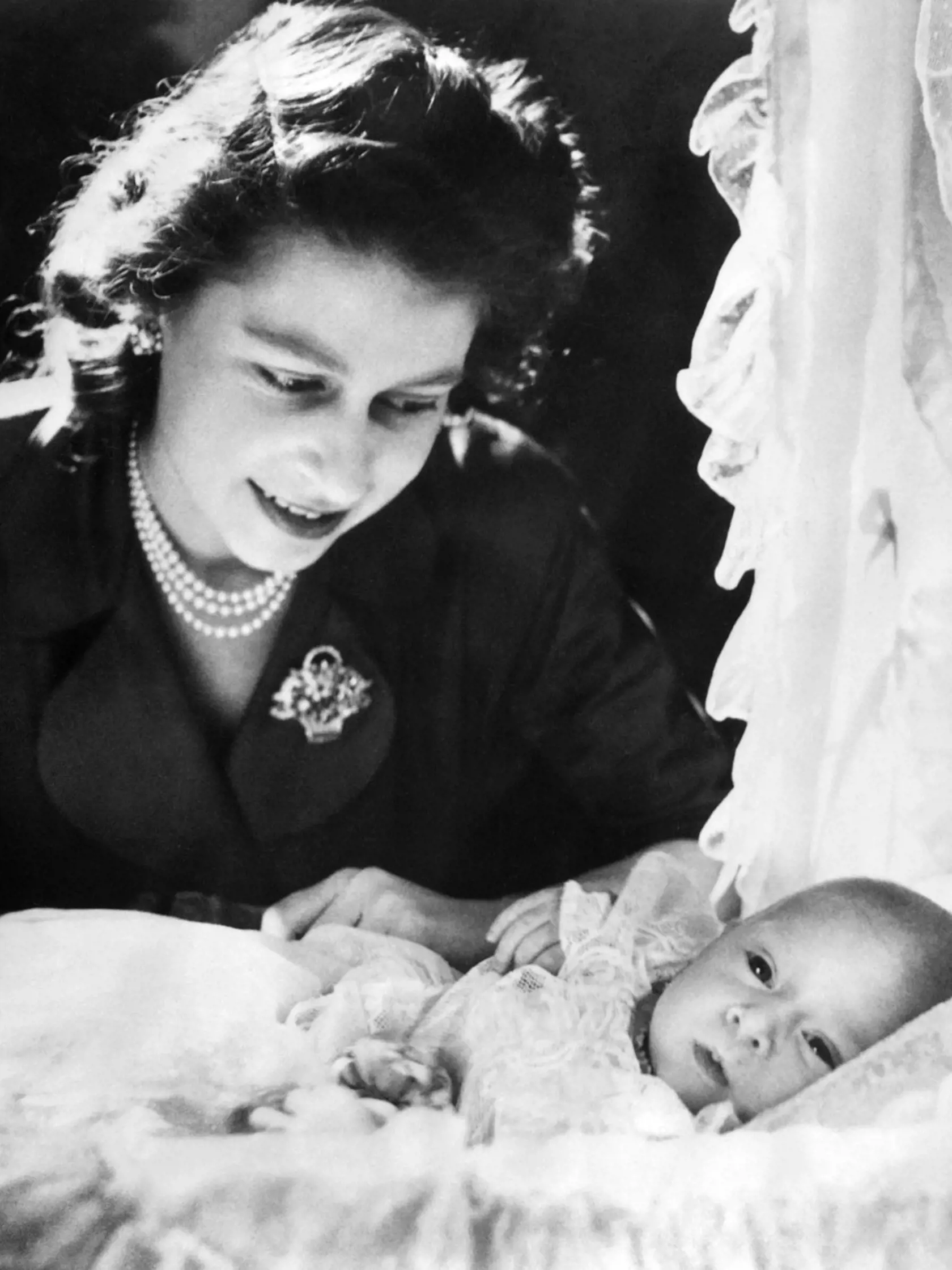 Dnes zosnulá kráľovná a nový kráľ. Na snímke z roku 1949 vtedy ešte princezná Alžbeta a jej syn Charles.