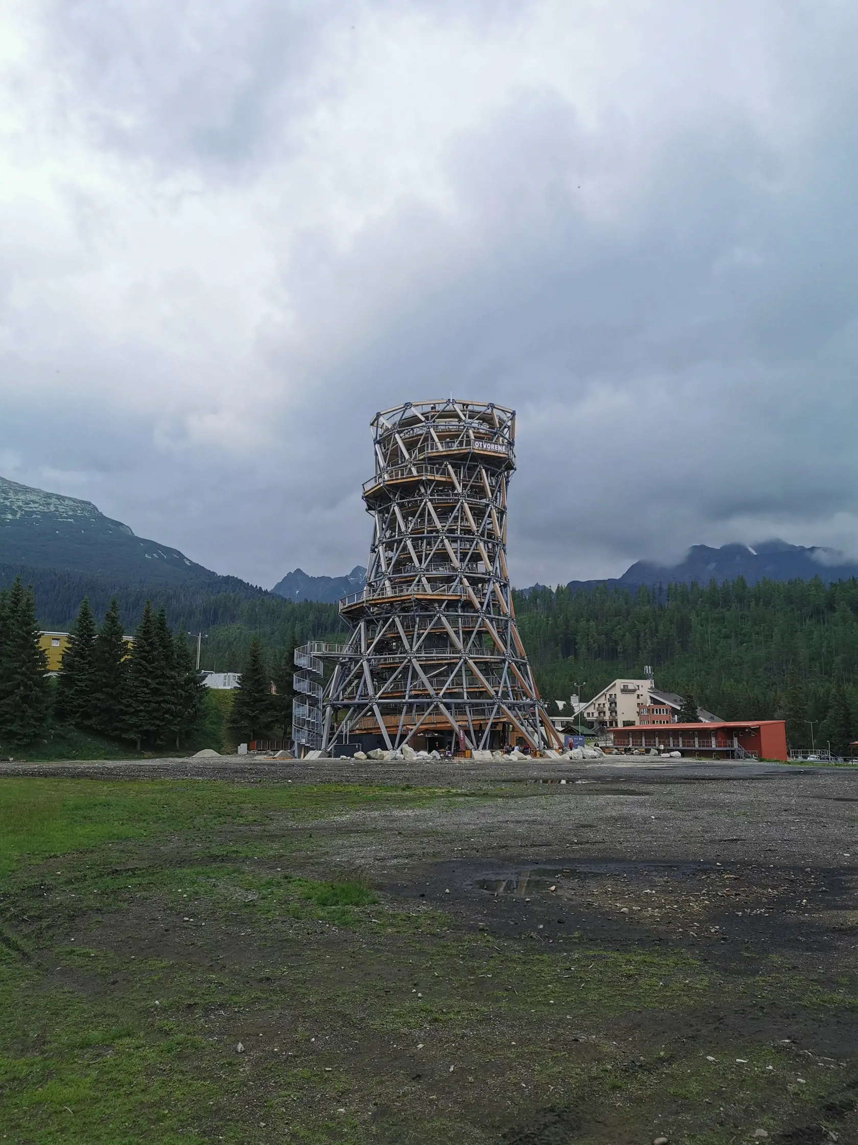 Veža snov Tatras Tower s náklonom pätnásť stupňov sa nachádza v nadmorskej výške 1 367 metrov. Ponúka aj bezbariérový prístup.