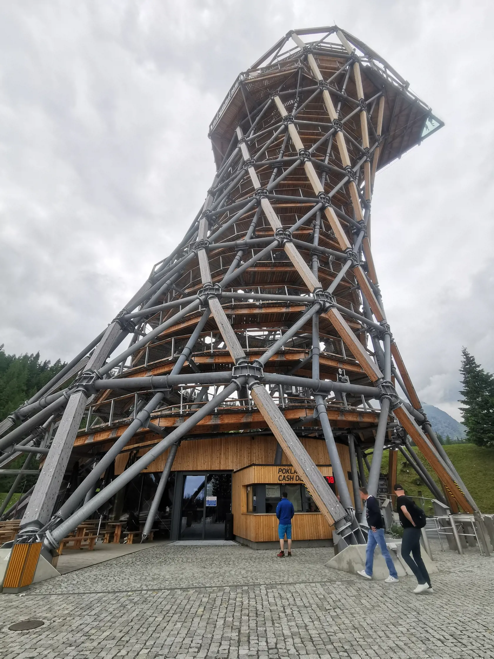 Veža snov Tatras Tower s náklonom pätnásť stupňov sa nachádza v nadmorskej výške 1 367 metrov. Ponúka aj bezbariérový prístup.