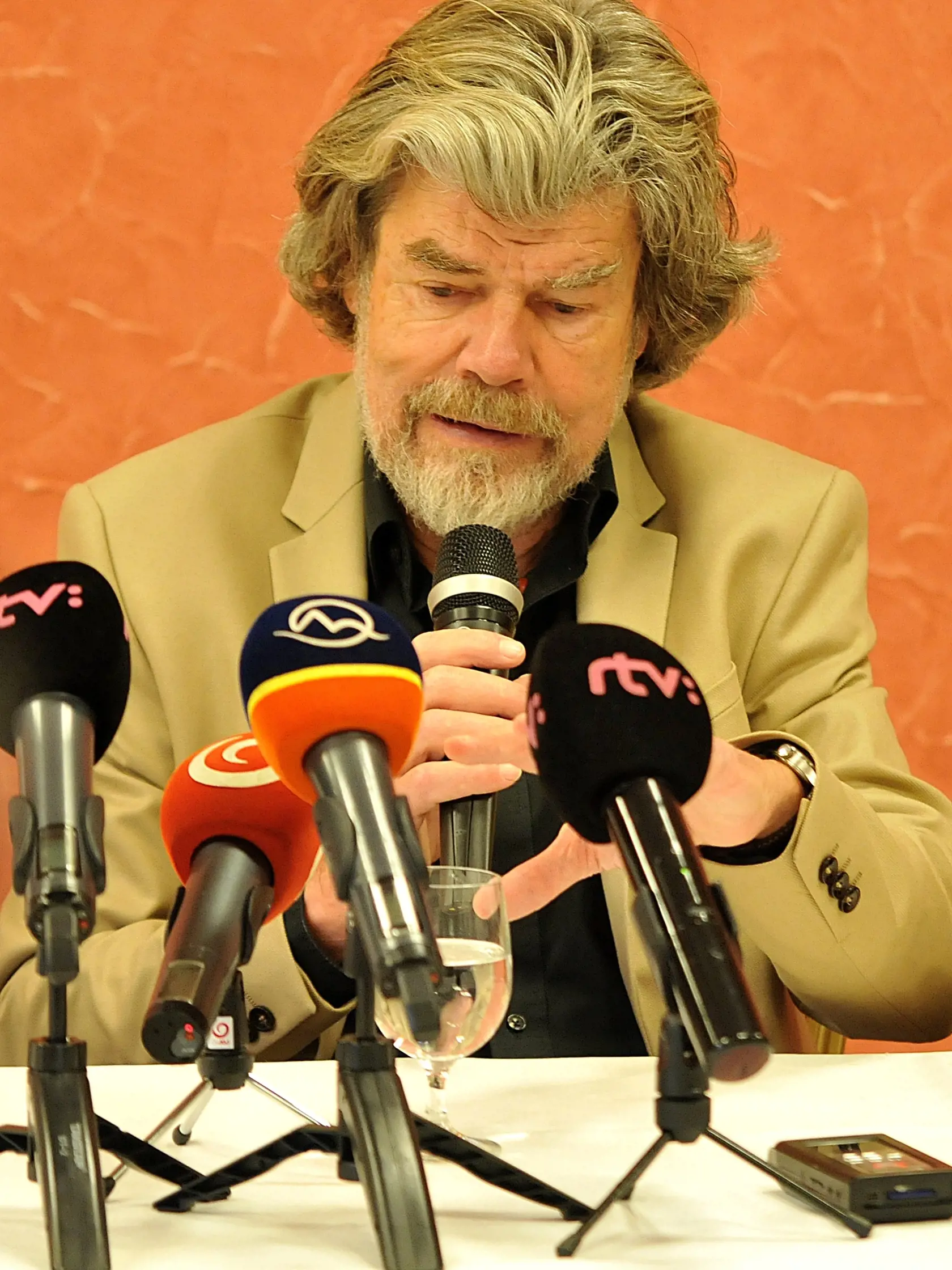 Na snímke svetová horolezecká legenda Reinhold Messner počas tlačovej konferencie na Štrbskom Plese vo Vysokých Tatrách 16. decembra 2019.
FOTO TASR - Oliver Ondráš
