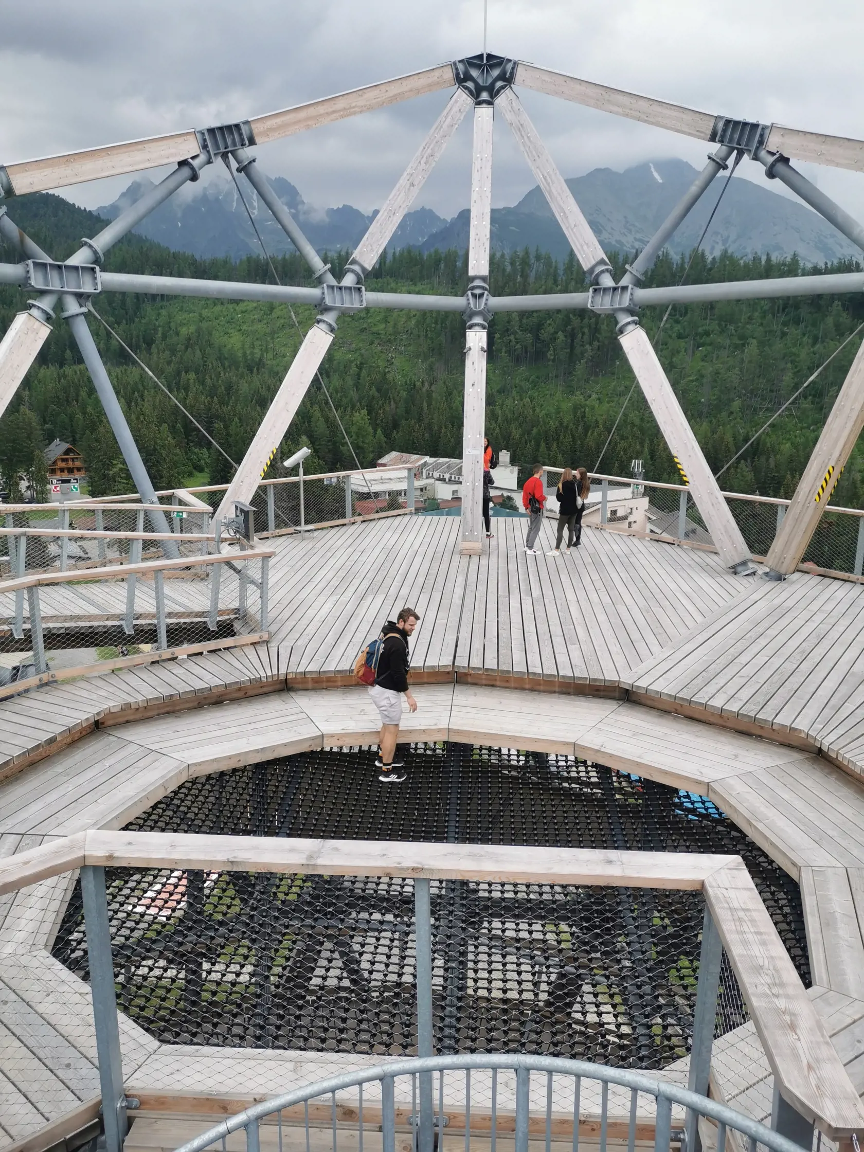Veža snov Tatras Tower s náklonom pätnásť stupňov sa nachádza v nadmorskej výške 1 367 metrov. Ponúka aj bezbariérový prístup.