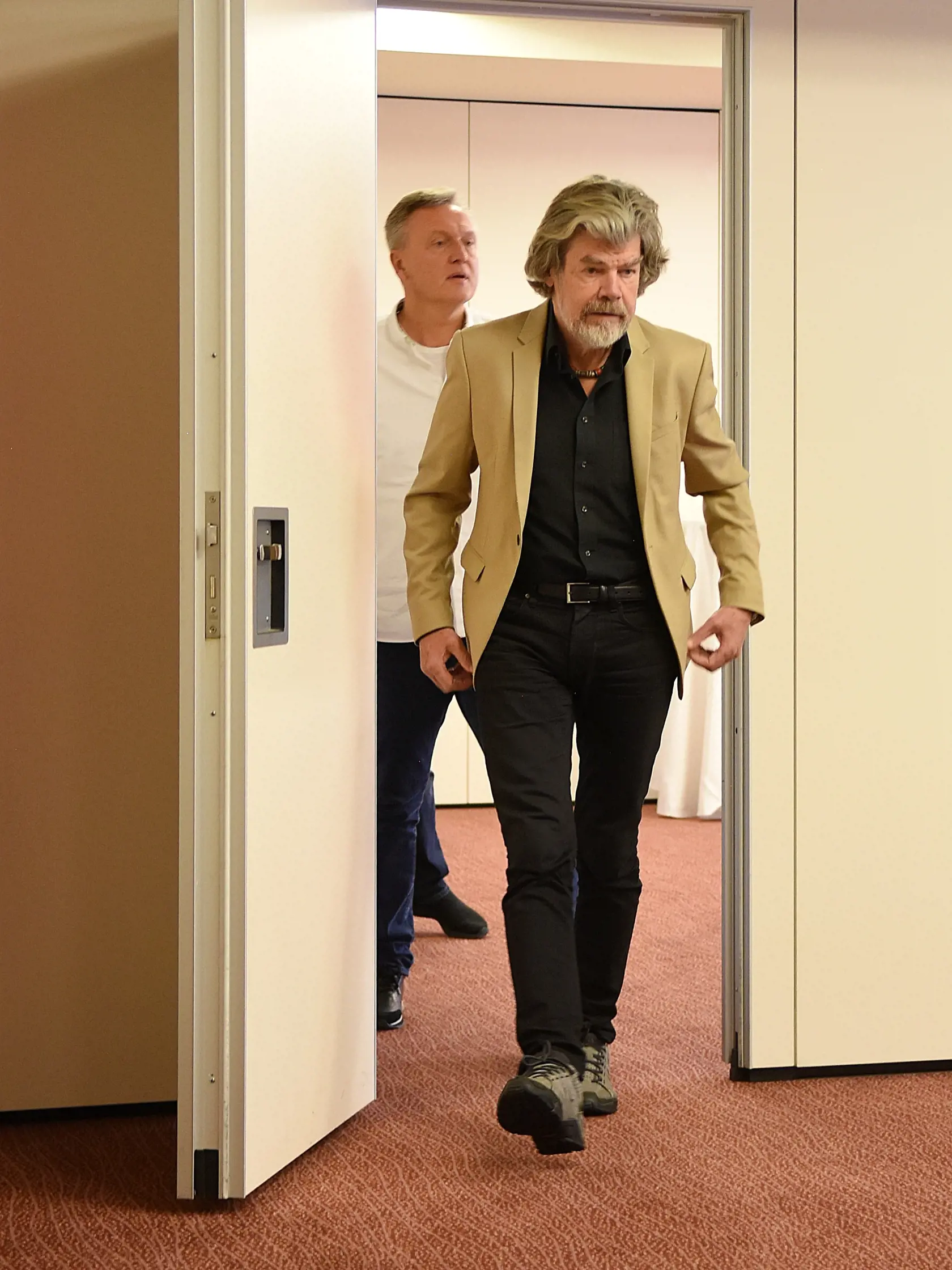 Na snímke svetová horolezecká legenda Reinhold Messner prichádza na tlačovú konferenciu na Štrbskom Plese vo Vysokých Tatrách 16. decembra 2019. FOTO TASR - Oliver Ondráš