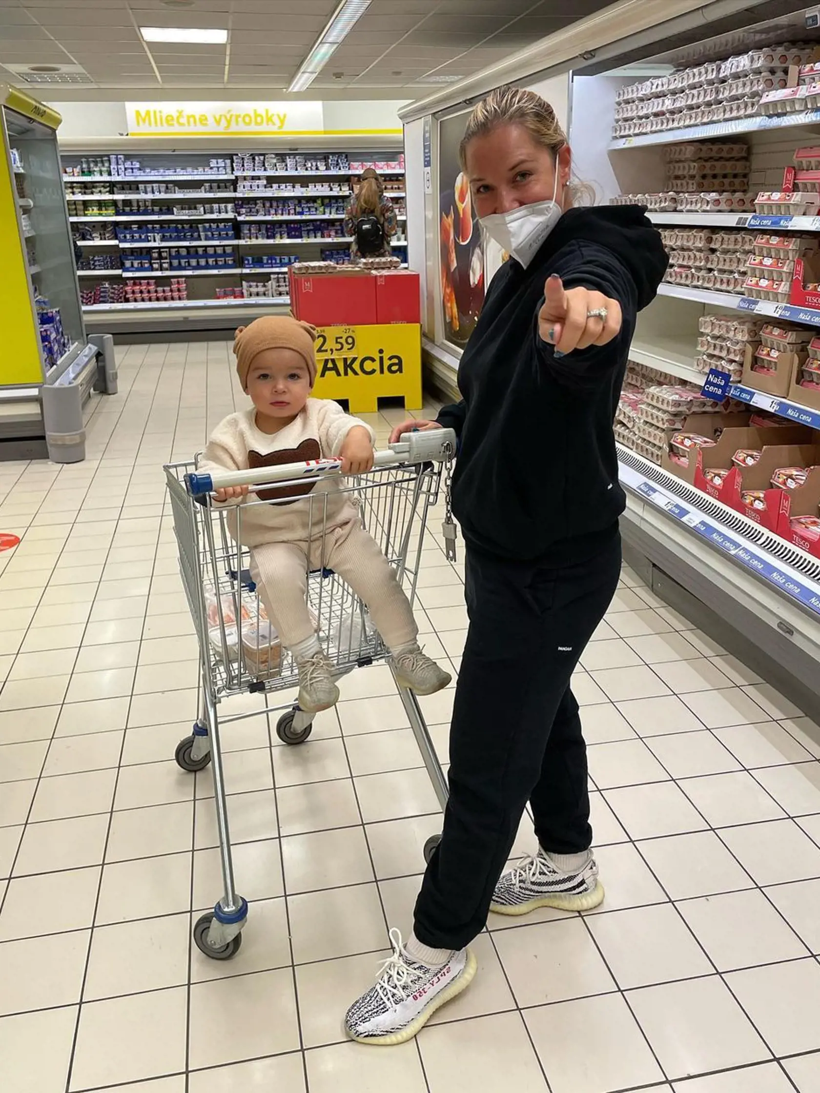 Dominika Cibulková sa vybrala nakupovať: Žiadne módne výstrelky! Obliekla si klasickú čiernu teplákovú súpravu. Za to Jakubko bol viac než štýlový