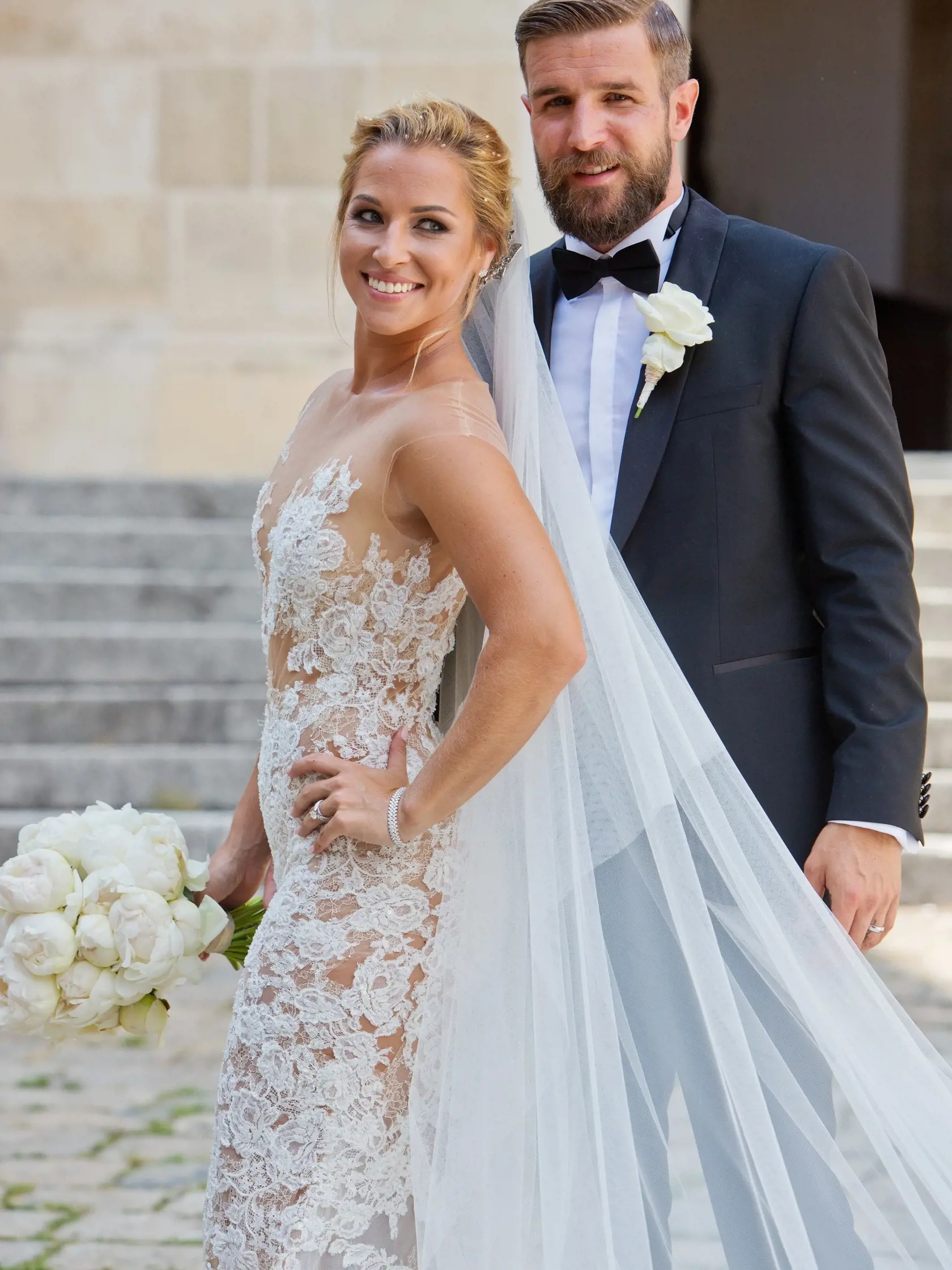 Na snimke Dominika Navara Cibulkova a Michal Navara pozuju pred juznym vchodom Domu Svateho Martina tesne po svadobnom obrade.