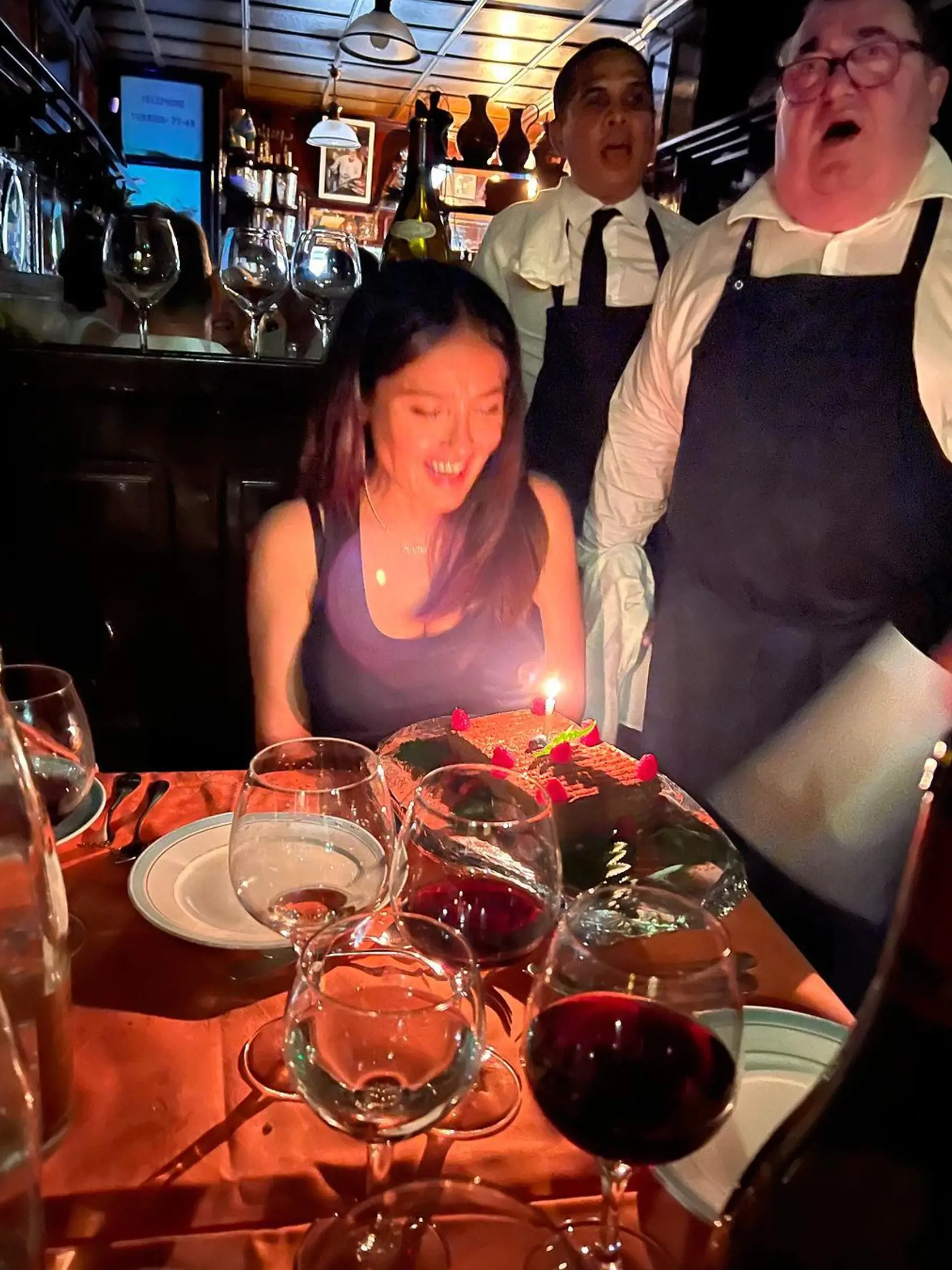 Salma sfúkla sviečku na svojej narodeninovej torte.