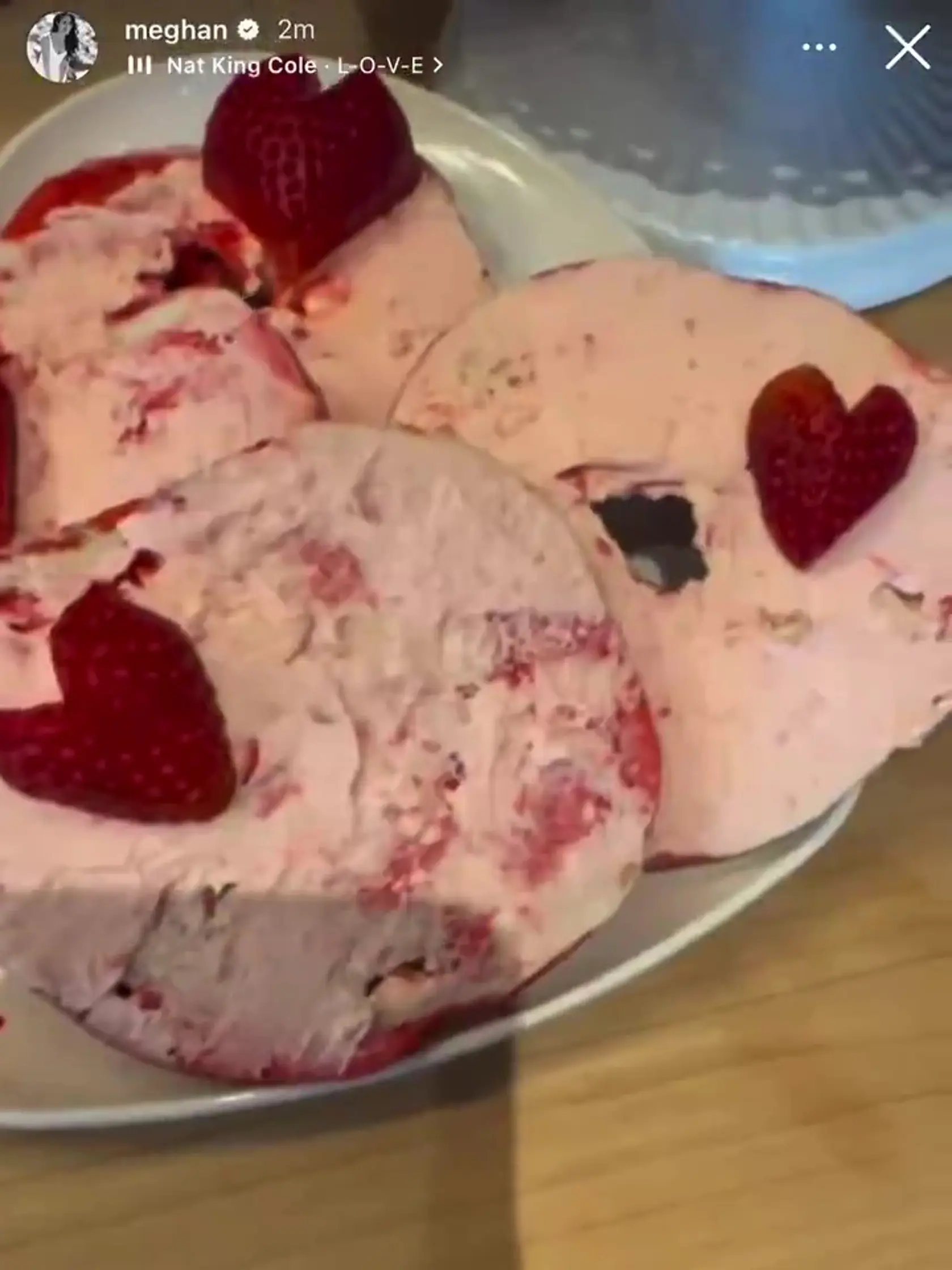 Meghan zverejnila nové zábery, na ktorých jej Archie a Lilibet pomáhajú s prípravou valentínskych maškŕt.