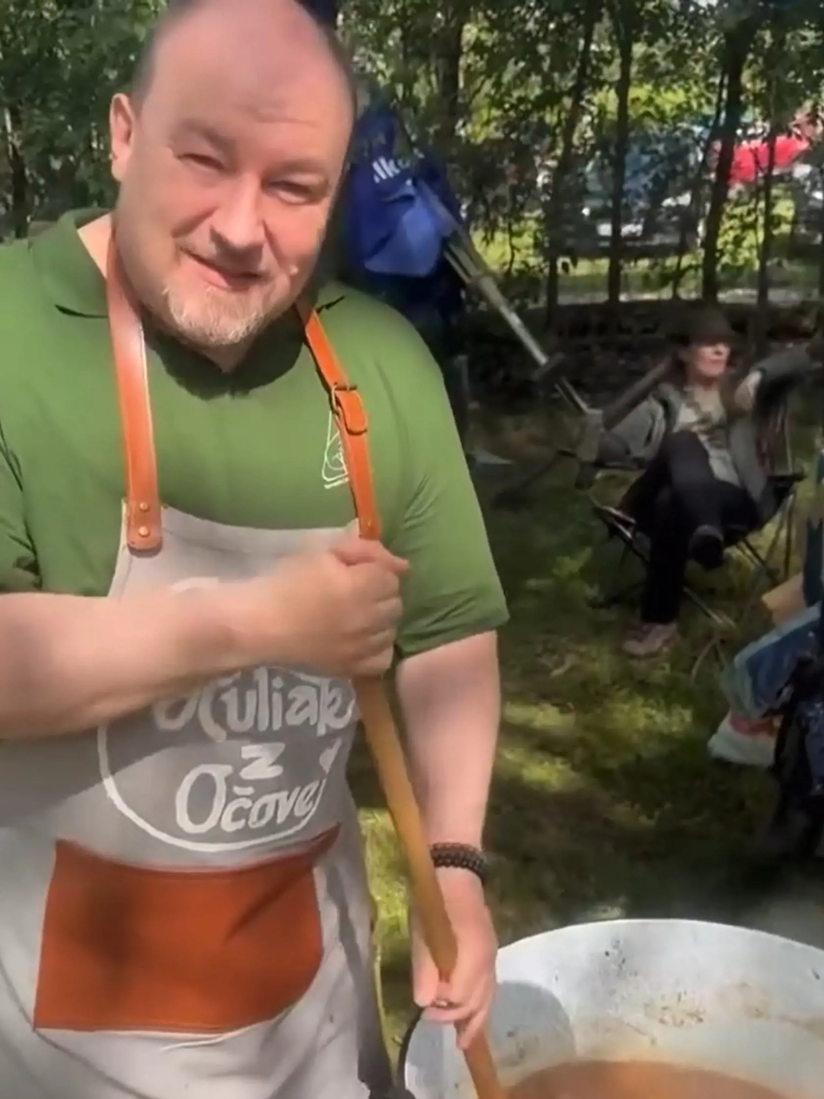 Rudolf Huliak počas varenia guláša v lete 2024. Pripravoval ho z diviny,