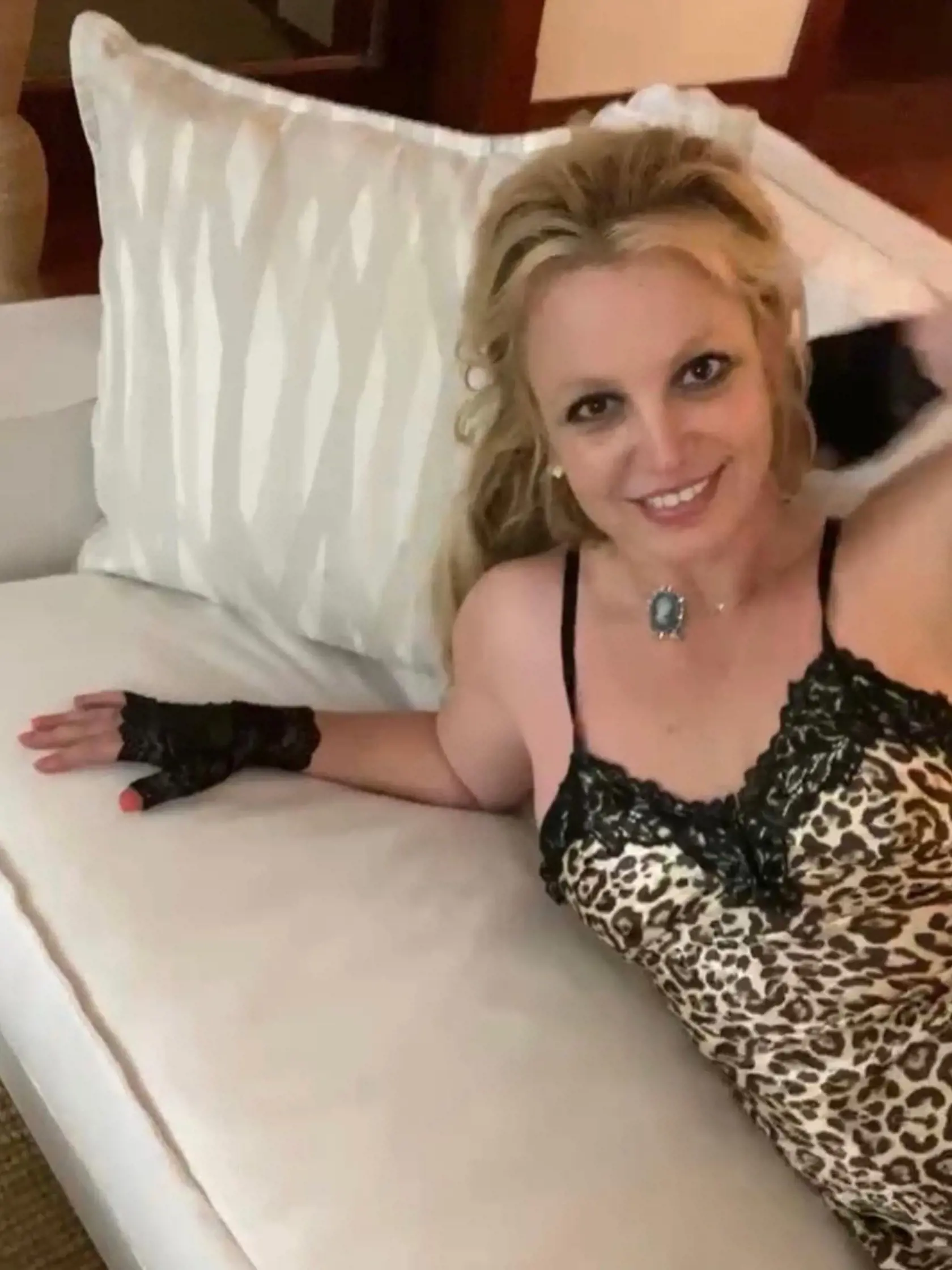 Medzi fanúšikmi sa okamžite rozbehli špekulácie. Zadarilo sa snáď a čakajú so snúbencom Samom Asgharim (27) vytúžené bábätko?! To Britney zatiaľ nepotvrdila ani nevyvrátila.