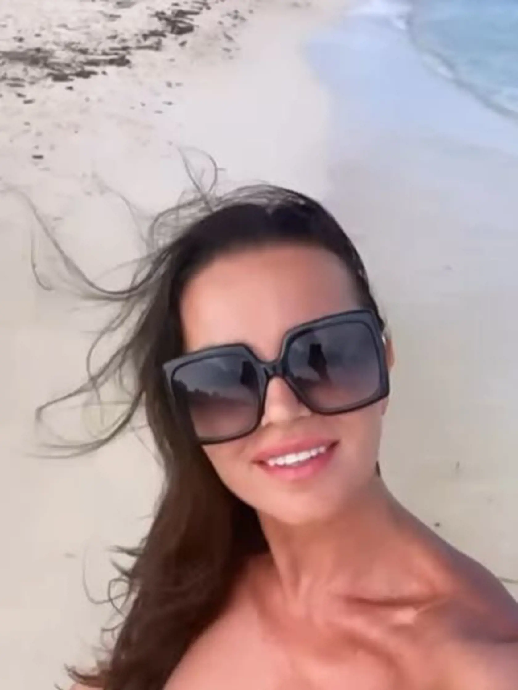 Silvia Lakatošová si užíva s rodinkou pri mori.