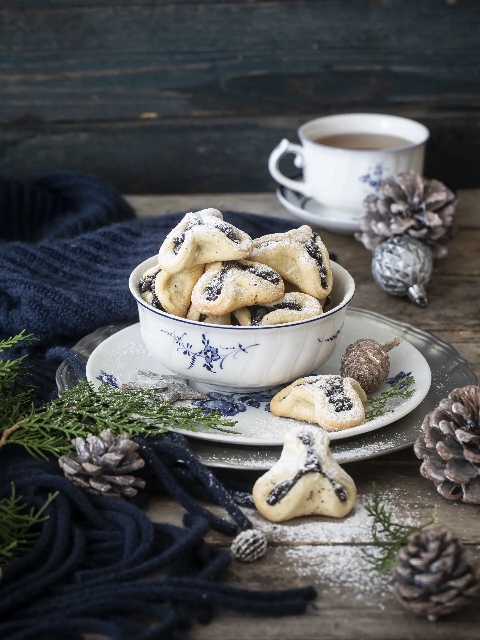 makové klobúčiky

recept:
20 AŽ 25 KUSOV, PRÍPRAVA 35 MINÚT, PEČENIE 12 MINÚT, CHLADENIE
Na cesto:
• 250 g hladkej múky • 100 g práškového cukru • pol lyžičky
mletej vanilky • štipka soli • kôra
z 1 biopomaranča • kôra z 1 biocitróna • 2 vajcia • 125 g masla
Na náplň:
• 50 g marcipánu • 100 g mletého maku • 3 lyžice medu • 50 g sušených sliviek • 3 až 4 lyžice mlieka
1. Zmiešajte múku, cukor, vanilku, soľ, po- marančovú a citrónovú kôru. Pridajte žĺtky, na kocky nakrájané studené maslo a vypra- cujte hladké cesto. Vytvarujte ho na placku, zabaľte do potravinárskej fólie a nechajte hodinu odpočívať v chladničke.
2. Na náplň nahrubo nastrúhajte marcipán, pridajte mak, med, sušené slivky nakrájané na menšie kúsky a mlieko. Dobre premie- šajte. Ak je zmes príliš hustá, pridajte ešte mlieko.
3. Cesto rozvaľkajte na múkou vysypanej doske na hrúbku približne 2 až 3 mm. Pomocou formičky s priemerom 6 cm vykrajujte kruhy. Do stredu každého kruhu dajte menšiu lyžičku náplne. Okraje cesta na troch stranách trochu prehnite a pritlač- te k náplni.
4. Koláčiky poukladajte na plech vyložený papierom na pečenie a vložte do rúry vy- hriatej na 180 °C. Pečte približne 12 minút. Nechajte vychladnúť a pred podávaním posypte práškovým cukrom.