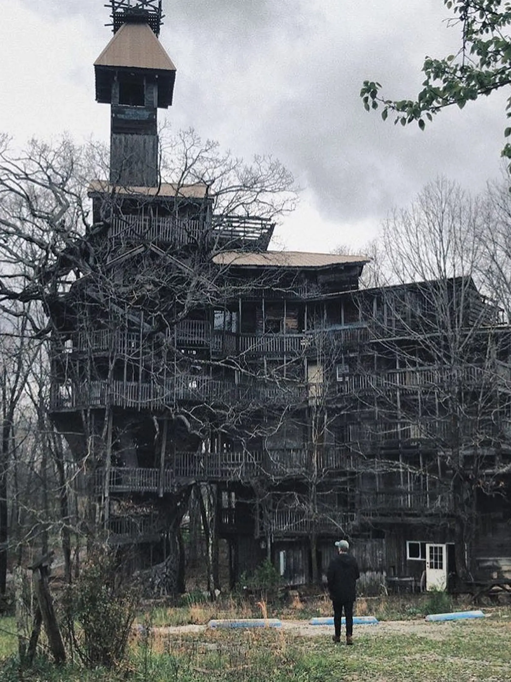 Miestny farár sa jedného dňa modlil a dostal pokyn od Boha, že má postaviť dom na strome. Vznikla tak 10-poschodová stavba s výškou takmer 30 metrov a s odhadovanou plochou viac než 3000 štvorcových metrov.
