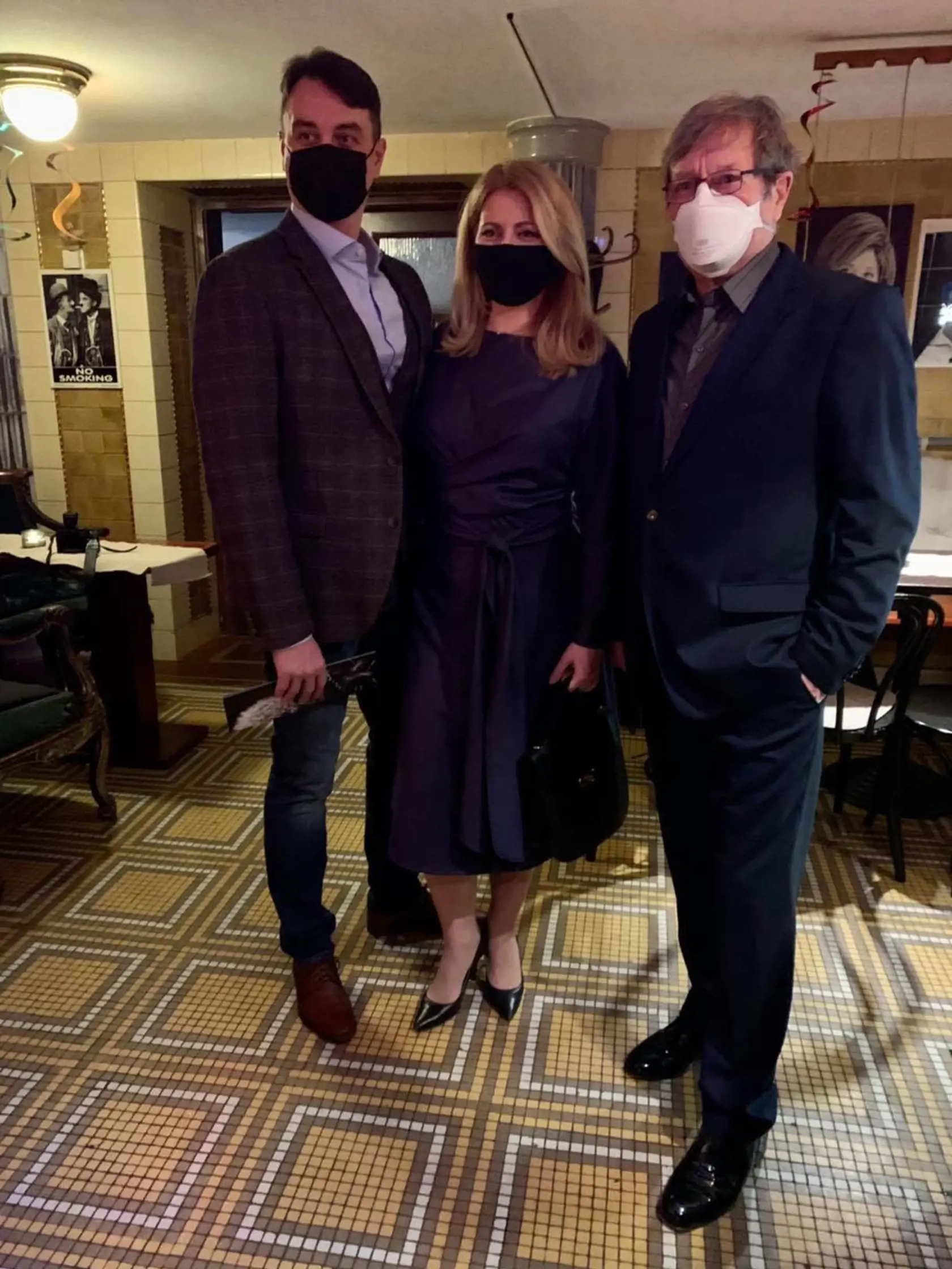 Zuzana Čaputová sa do divadla vybrala so svojim priateľom. Po skončení hry sa odfotila aj so známymi hercami.