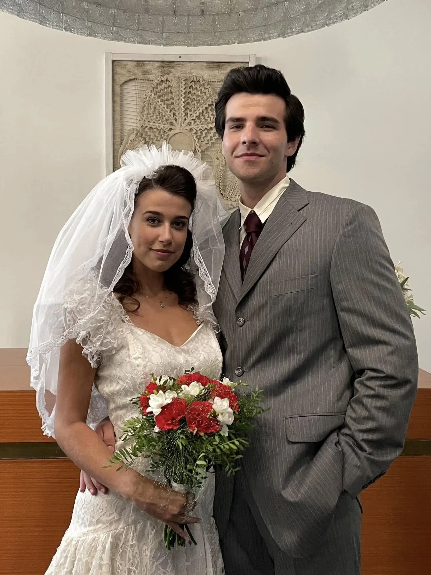 Michal (Kiko Baran) a Zuzka (Adriana Brnčalová) zo Sľubu majú seriálovú svadbu za sebou. Obaja sú však v skutočnosti ešte slobodní.