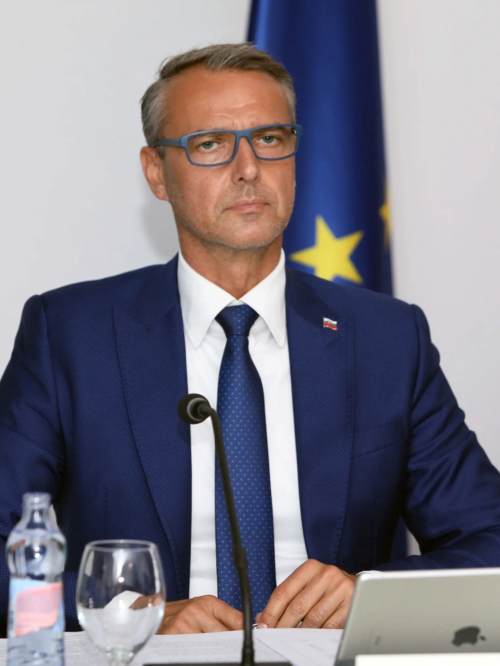 Minister Investícii Richard Raši nosí okuliare len keď číta alebo pracuje s mobilom.