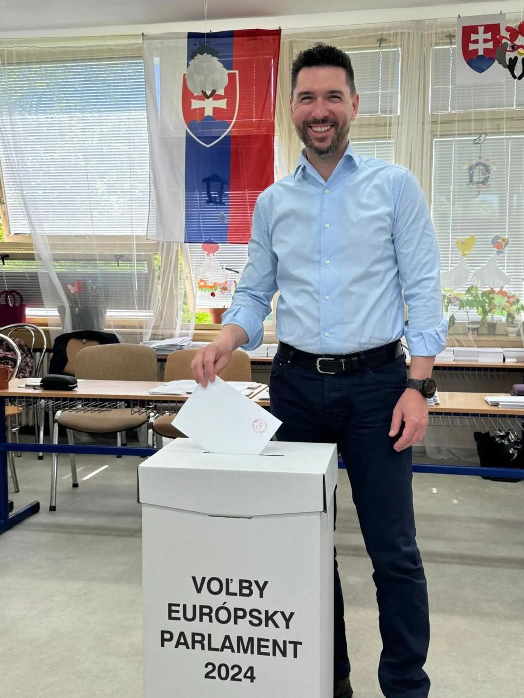 "Vyberte si správnych  EUROPOSLANCOV, ktorí podporia slovenské záujmy v Bruseli," apeloval na voličov Richard Takáč.